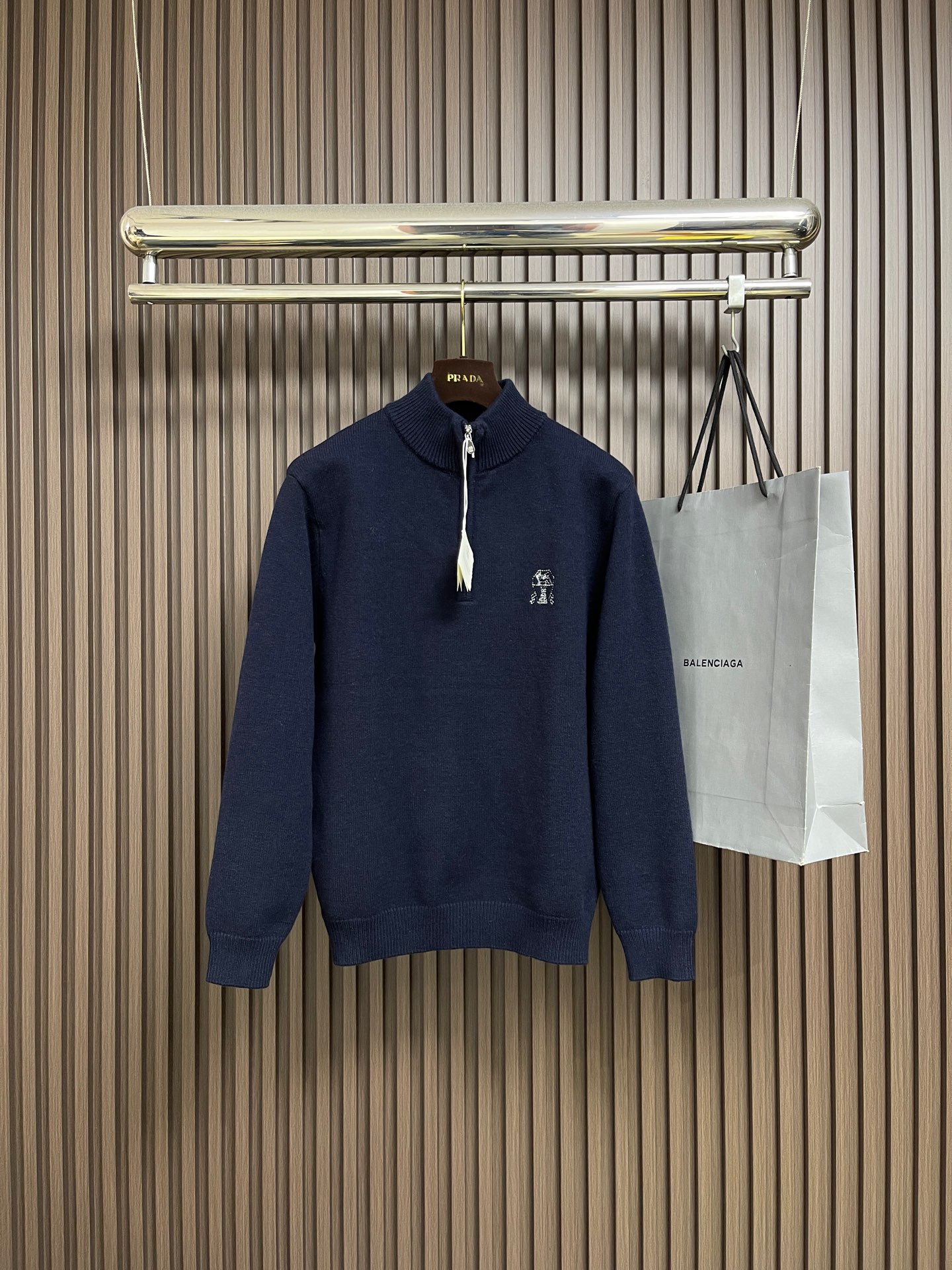 NO:646856,Brunello Cucinelli BC 2025ss new autumn and winter half-zipped knitted sweater jacket, American style classic design. Basic colors can be matched casually. This basic version is the focus. It looks good alone and layered. It is beautiful and durable. Super high-end layering in autumn and winter, versatile for daily casual wear. Size M-XXXL  Bust and shoulder width 45, dress length 68, sleeve length 6119860909BrunelloCucinelli布鲁内洛·库奇内利 BC 2025ss秋冬新品半拉练针织毛衣外套,美式穿搭经典设计 基础色随意搭配都不会出错 这种基础款版型是重点 单穿叠穿都好看 美观的同时更经久耐穿 秋冬叠穿超高级,日常休闲百搭 尺码M-XXXL M码胸围104肩宽43 衣长66 袖长60 L码 胸围肩宽45 衣长68 袖长61 XL码 胸围112肩宽47衣长70袖长62 2XL码胸围116肩宽49衣长72袖长63 3XL码胸围120肩宽51衣长74袖长64,,brunello cucinelli,jackets & coats,sweaters,alexander wang,Men's clothing