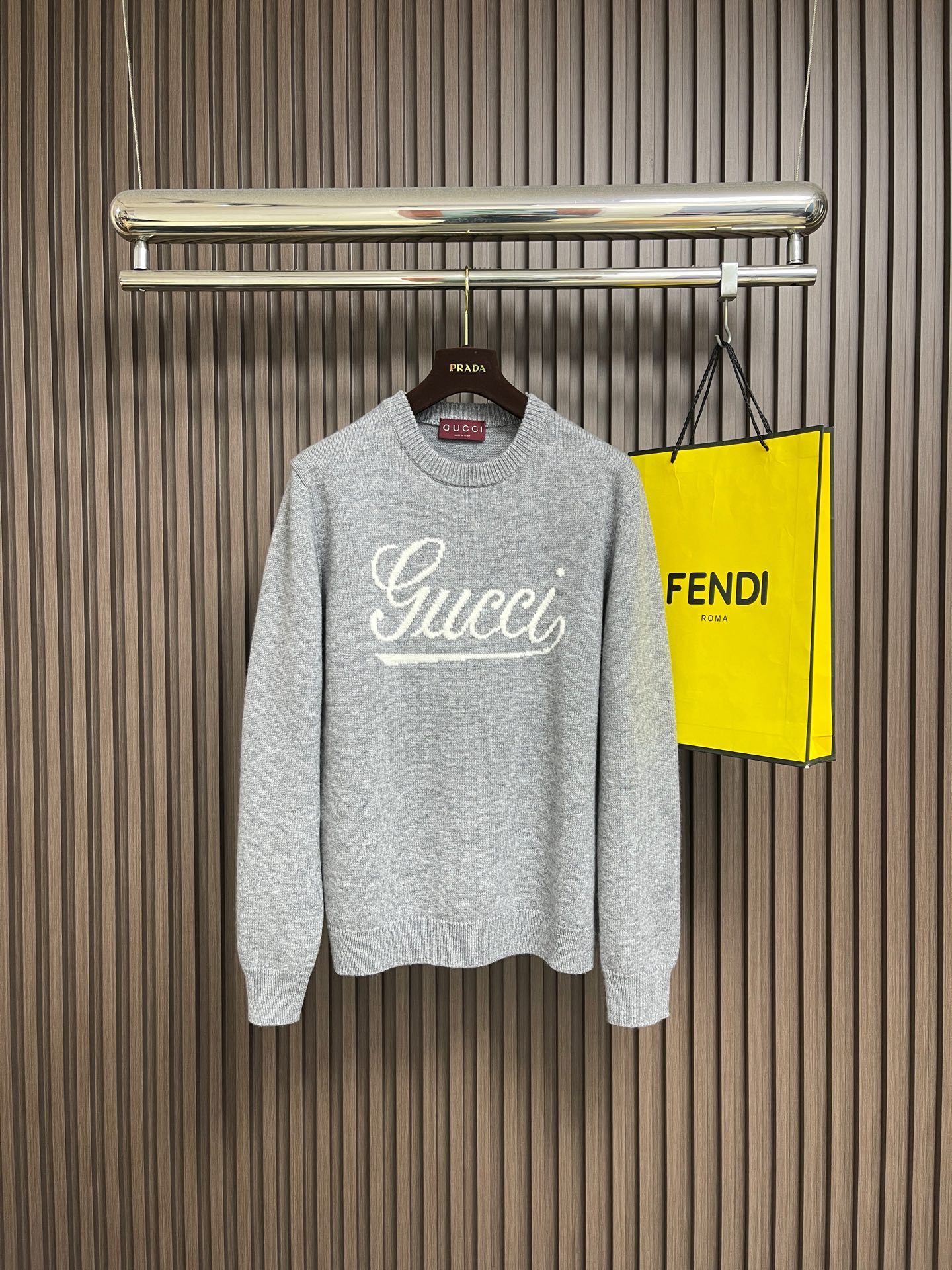 NO:654267,Gucci floral gray letter logo jacquard crew neck knitted sweater, gray wool, handwritten Gu logo appliqué, round neck drop shoulder design, ribbed piping, full set of accessories  , using 7S fine needles and counter-dyed blended wool. Blended wool wool is made of yarn blended with wool and sheep wool, which usually has the characteristics of warmth, softness and comfort. The texture and luster of the sweater, counter-dyed floral gray wool, pure wool fabrics have a soft and natural color, tight weave and high density.  Wool quality is better. Increasing fiber density can increase the thermal insulation properties of blended yarns. High-density yarns can form a tighter air layer and reduce heat loss. Finer wool has better softness and touch. Special processing techniques are used to improve the softness and softness of the wool.  Touch. The intarsia process is a technique for forming patterns on the surface of knitted fabrics. It uses different colors or different types of yarns to weave into independent solid color areas, and the color blocks are connected to each other to form patterns. The intarsia has intact edges and no floating lines, which makes the intarsia fabric visually unique.  It has a very good sense of three-dimensionality and layering. The appearance is soft and comfortable, with excellent thermal insulation effect, suitable for wearing in cold weather. There are simple basic models with iconic letter patterns and loose and versatile designs. The cuffs and hem are double-layered with ruffles to increase windproof and warm functions. Sizes S-XL  Size S, shoulder width 44, bust 108, length 68, size M, shoulder width 46, bust 112, length 70, size L, shoulder width 48, bust 116, length 72, size XL, shoulder width 50, bust 120, length 74,,gucci,sweaters,alexander wang19860909Gucci 花灰字母logo提花圆领针织毛衣,灰色羊毛、手写体Gu标识嵌花、圆领落肩设计、罗纹滚边、全套辅料配备 ,采用7S细针搭配对色定染混纺羊毛.混纺羊毛毛料由羊毛与绵羊毛混纺制成纱线,通常具有保暖、柔软和舒适的特点.毛衣的纹理和光泽,对色定染花灰毛料,纯毛面料色泽柔和自然,织法紧密、密度高的毛料质量更好.增加纤维密度可以增加混纺纱线的保暖性能.高密度的纱线可以形成更紧密的空气层,减少热量的流失.细度较细的羊毛具有更好的柔软性和触感,采用特殊的加工工艺处理,改善羊毛的柔软性和触感.嵌花工艺在针织物表面形成花色图案的技术,通过使用不同颜色或不同种类的纱线编织成独立的纯色区域,色块相互连接拼成花色图案.嵌花具有完好的边缘,且不带有浮线,这使得嵌花织物在视觉上具有非常好的立体感和层次感.外观柔软舒适、保暖效果极佳,适合在寒冷的天气中穿着.有简约的基础款、带有标志性字母图案,宽松百搭版型设计.袖口、下摆双层罗口收边,增加防风保暖功能.尺码S-XL  S码肩宽44 胸围108 衣长68 M码 肩宽46 胸围112 衣长70 L码肩宽48 胸围116 衣长72 XL码 肩宽50 胸围120 衣长74,,gucci,sweaters,alexander wang,Men's clothing