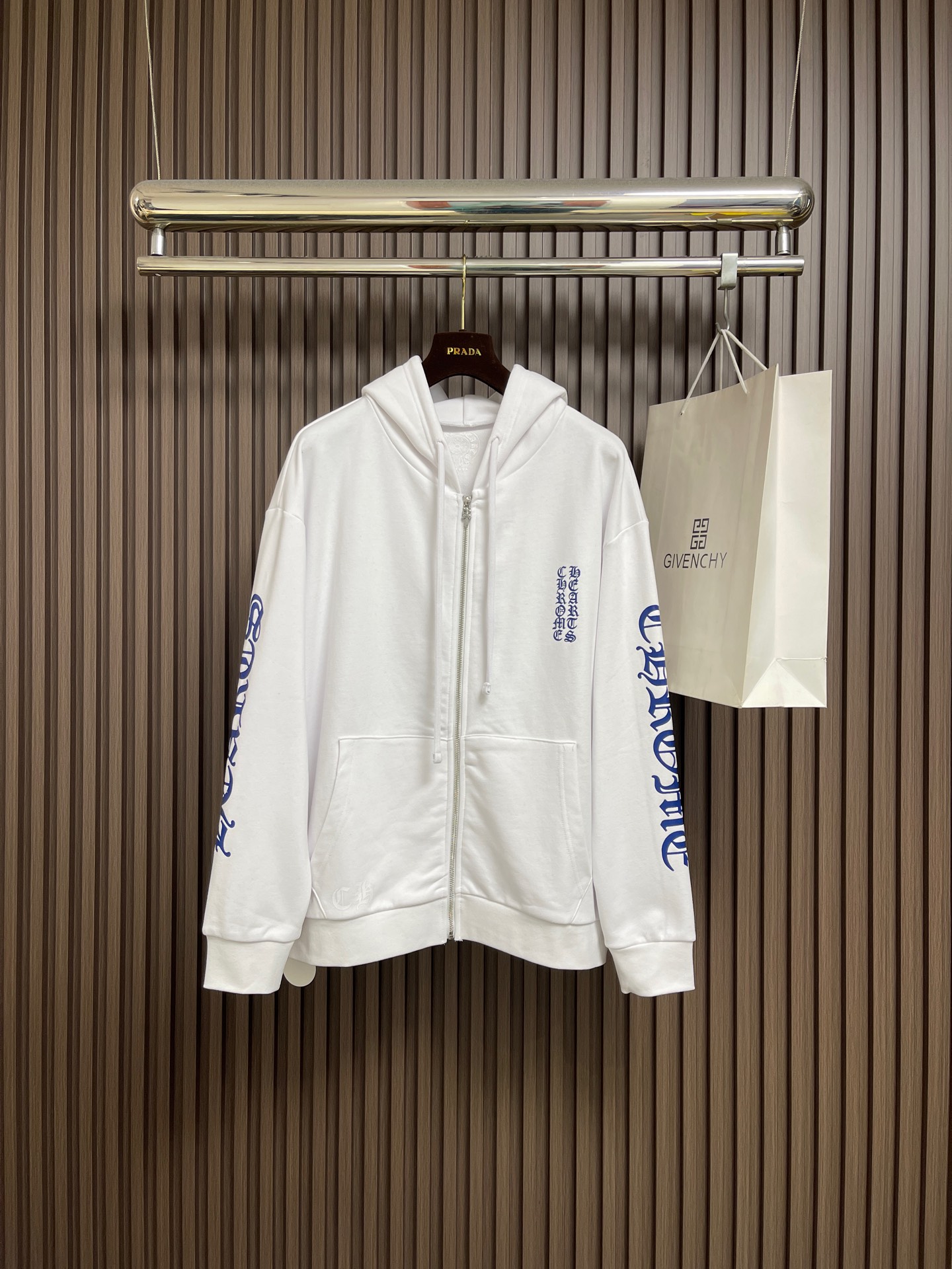 NO:651542,Chrome Hearts CH Chrome Hearts letter print zipper hooded sweatshirt, custom-made soft cloud-like 100% cotton velvet feel fabric, delicate and smooth, comfortable and close to the skin, with pure white as the base, indigo lines neatly cut into the cracks, Western Gothic text embellishment on the chest, controlling the visual focus and extending vertically from the wrist to the shoulder line, breaking the monotony. The zipper hooded silhouette deconstructs the lazy drape carrying velvet. Gothic font meets all white.  It not only retains the coldness of the Gothic but also eliminates the depression of darkness with the purity of white, giving concrete expression to the sweet-cool balance and unlocking a multi-faceted style. It uses glue printing. The printing has been modified three times by the film screen. Use glue paint to print the pattern on the fabric and bake the fabric to fix the printing pattern. The fabrics have been washed and have a better hand feel. Not easy to deform, not easy to shrink, not easy to fade, and maintain long-term beauty. Size S-XL, chrome hearts, chrome  hearts,hoodie,sweatshirts,hats,alexander wang19860909Chrome Hearts CH 克罗心字母印花拉链连帽卫衣,定制绵柔云絮全棉绒感布 细腻平滑 舒适贴肤 以一袭纯净之白为底靛蓝线条利落进裂 西方哥特体文点缀于胸前 掌控视觉焦点 以及从手腕到肩线的纵向延伸 打破单调性的神来之笔 拉链连帽廓形解构承载苏绒的慵懒垂坠 当哥特字体遇上全白 既保留了哥特式的冷峻又以白色的纯净消解了暗黑的压抑 让甜酷平衡有了具象表达 解锁多面性的风格 采用胶浆印花 印花经过三次菲林网板修改 使用胶浆体涂料在织物上打印图案 烘烤织物以固定印刷图案 面料都经过浇洗 手感质感更佳 不易变形 不易缩水 不易褪色 保持长久的美观.尺码S-XL,,chrome hearts,chrome hearts,hoodie,sweatshirts,hats,alexander wang,Men's clothing