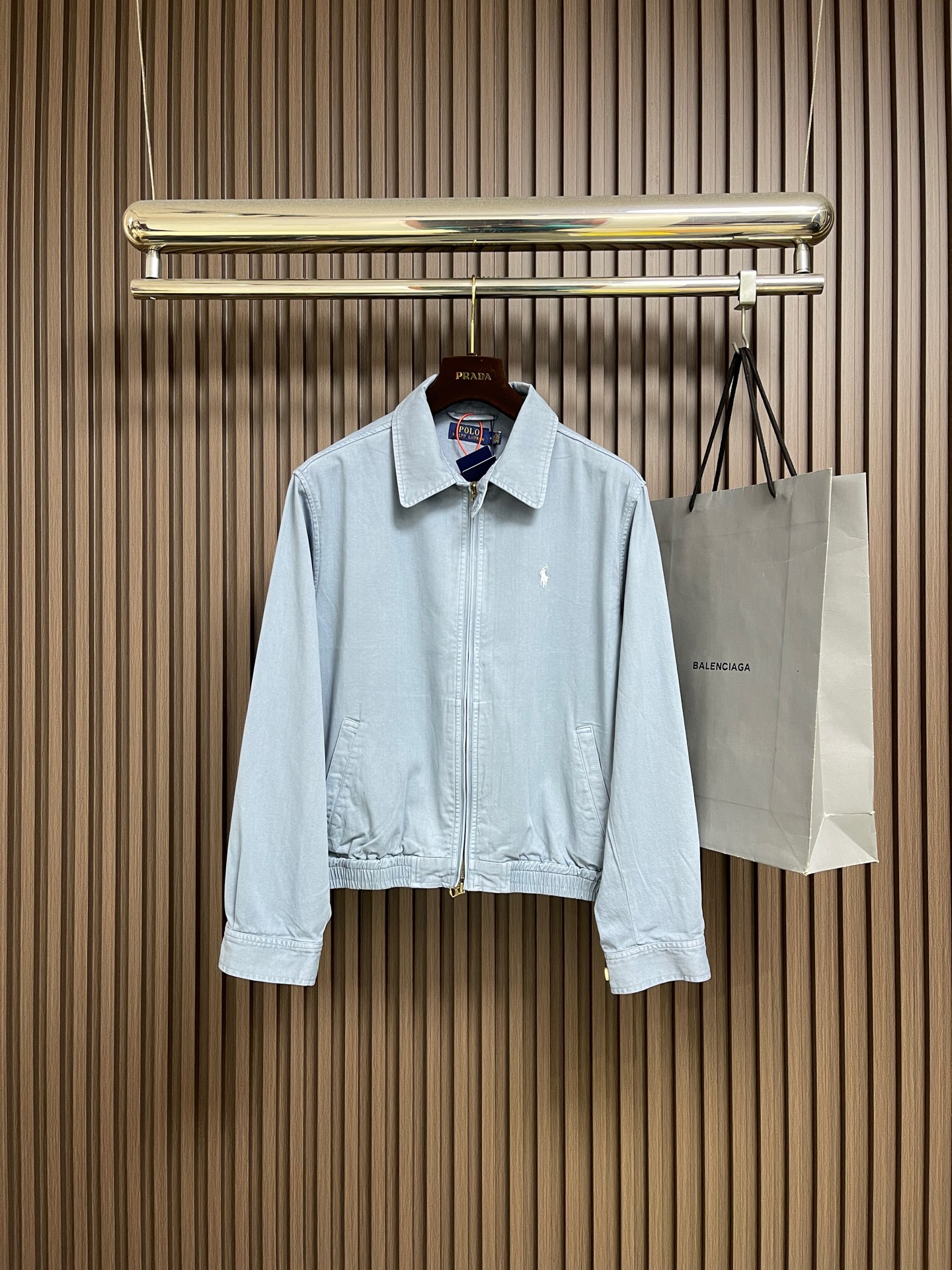 NO:651570,Rah Lauren RL Raff embroidery zipper jacket, custom-made cotton double-ply small diagonal elegant fabric, pony logo embroidery embellished on the chest, making it more dazzling. Imported machine embroidery technology is used, using advanced computer control systems and precise mechanical components to realize the iconic pony embroidery operation. The template machine opens the bag, and the preset template guides the position, shape and size of the bag.  Accuracy ensures the quality of the bag opening effect. The infrared positioning cutting machine achieves precise positioning of materials through infrared transmitters and infrared receivers. The accuracy can reach the micron level, thereby meeting the effect of high-precision cutting of plaid alignment. Sizes S-XL,,jackets & coats,jackets & coats,alexander wang19860909Rah Lauren RL 拉夫刺绣拉链夹克外套,定制全棉双股小细斜雅致布,小马标刺绣点缀于胸前,衬托而愈发耀眼.采用进口机刺绣工艺,使用先进的计算机控制系统和精密的机械部件,实现标志性小马刺绣作业.模版机开袋,预设的模板来指导开袋的位置 形状和大小 精确性确保了开袋效果质量.红外线定位裁床,通过红外发射器和红外接收器来实现对材料的精准定位,精度可达到微米级别,从而满足格纹对位高精度裁剪的效果.尺码S-XL,,jackets & coats,jackets & coats,alexander wang,Men's clothing