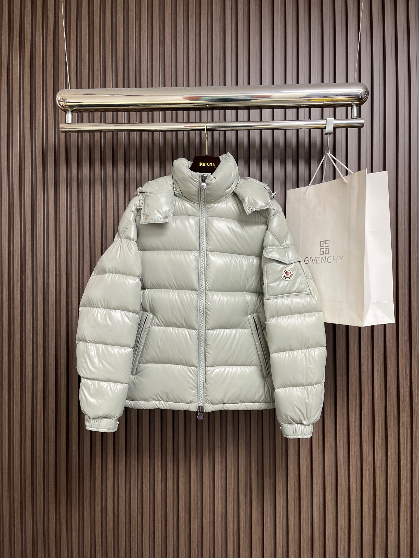 NO:649160,Moncler MAYA Maya hooded short down jacket, lining filled with national standard 905 pure white goose down, fabric nylon; lining nylon, electroplated hardware, all original factory customization. Size 1-2-3-4-5-6,,jackets & coats,jackets & coats,down jacket,hats,alexander wang19860909Moncler MAYA玛雅连帽短款羽绒服夹克外套,内里填充国标905纯白鹅绒 面料 锦纶； 里料 锦纶 ,电镀五金,全部原厂定制.尺码1-2-3-4-5-6,,jackets & coats,jackets & coats,down jacket,hats,alexander wang,Men's clothing