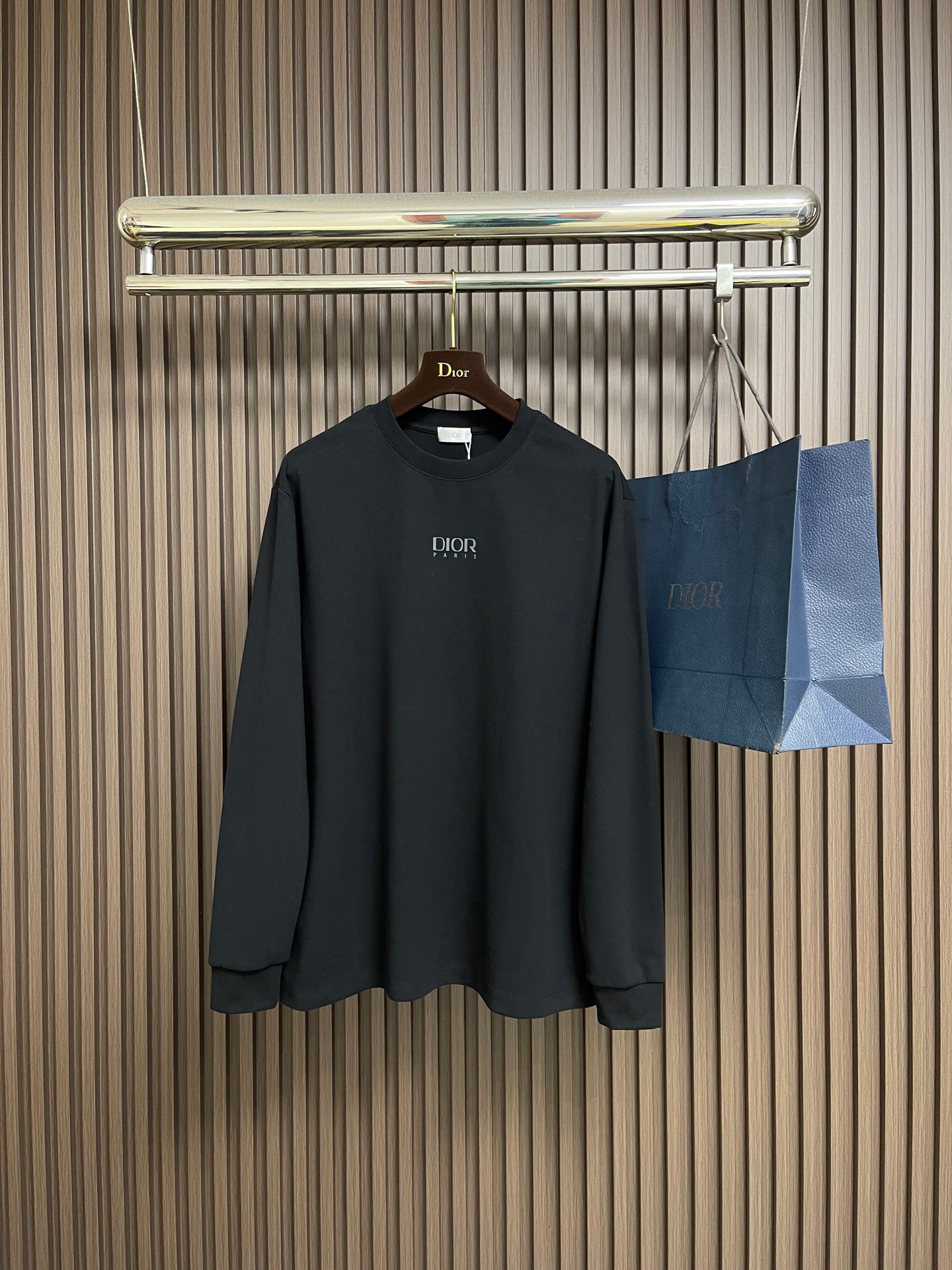 NO:649064,Dior black long-sleeved T-shirt with goat pattern print on the back. The alpine goat print on the back of this long-sleeved TEE is the soul.  The light brown + off-white tone is like bringing the wild charm of the Alps into the body of the garment. The texture of the horns and the texture of the down are all printed clearly and delicately. When you move around, the fabric sways gently, as if you are wrapping 'breathing nature' around your body. And the minimalist letter on the chest  The main logo is 'Low-key, Careful Machine.' The silver-gray embroidery is hidden in the black background. Only at a close distance can you feel the exquisiteness of the stitches. It forms a 'still and dynamic' contrast with the wild print on the back, and directly adds a sense of high-end. The fabric is 78.2% combed cotton + 21  The black technology combination of .8% polyamide is as soft and moist as cotton, but will not loosen up after a few washes like ordinary pure cotton. The addition of polyamide gives the fabric a slightly elastic drape, which can follow your body shape when you raise your hands and bend over, without being bloated or tight.  You can wear a sweatshirt or a suit to look 'relaxed but not sloppy'. Sizes XS-L, dior, hoodie, sweatshirts, tees, t-shirt, business  suit,alexander wang19860909Dior 后背山羊图案印花黑色长袖T恤打底衫,这款长袖TEE后背的高山山羊印花是灵魂 浅棕＋米白的色调像把阿尔卑斯山的野趣搬进衣身,羊角的纹理、绒毛的质感都印得清透细腻,走动时随面料轻晃,像把'会呼吸的自然'裹在身上.而胸口的极简Di字母标是'低调小心机'银灰刺绣藏在黑底里,只有近距离才能摸到针脚的精致,和后背的野性印花形成'静与动'的反差,高级感直接拉满.面料是78.2％精梳棉＋21.8％聚酰胺的黑科技组合贴肤是棉的软润,却不会像普通纯棉那样洗几次就松垮；聚酰胺的加入让面料带点微弹的垂坠感,抬手弯腰时能跟着身形轻贴,不臃肿、不紧绷,套卫衣、搭西装都能穿出'松弛不邋遢'的比例.尺码XS-L,,dior,hoodie,sweatshirts,tees，t-shirt,business suit,alexander wang,Men's clothing