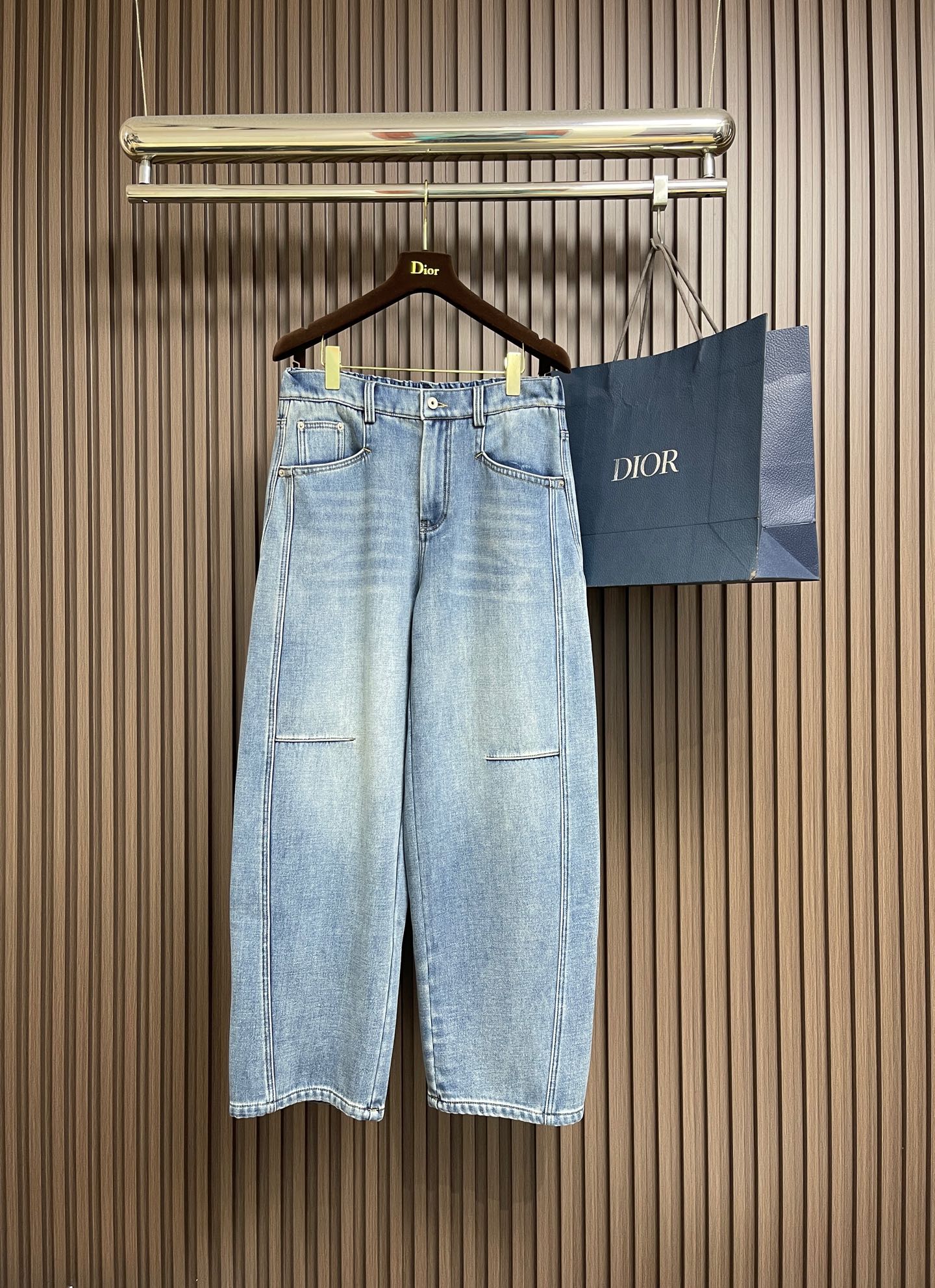 NO:651559,BV 2025FW new autumn and winter light blue washed velvet jeans, men's three-dimensional splicing cut loose wide-leg drawstring denim trousers!  BV's new jeans have become a classic in the fashion industry with their high-quality fabrics, thoughtful designs, unique tailoring and fashionable styles!  It is not only a piece of warm and comfortable clothing, but also an expression of fashion attitude. Wearing it will start a wonderful journey where fashion and comfort coexist!  These jeans are made of custom-made light blue washed denim cotton. When you gently touch this fabric, you can feel its delicate and soft touch the moment your fingers touch it, as if you are caressing the clouds!  However, this kind of softness is not the feeling of being soft and weak. It does not lose the sense of muscles and bones at the same time. This just right sense of muscles and bones makes the jeans a little more stiff while being soft!  The interior adopts a velvet design. The fine and soft velvet, like the warm sun in winter, gently wraps your legs, bringing you warmth and care!  When you wear it, you feel like you are in a warm little world, and the cold outside is isolated. This kind of warmth and temperature locking effect allows you to move freely in cold weather, and you no longer need to worry about the cold!  Semi-elastic waistband design with built-in drawstring adjustment. This design not only takes into account comfort, but also meets the needs of different body shapes!  Three-dimensional splicing cutting technique, this unique cutting method breaks the single plane sense of traditional jeans, and creates a three-dimensional and layered sense through the design of splicing and lines!  Not only does it make jeans more fashionable and unique in appearance, it can also better modify your leg lines, making your legs look longer and straighter!  The loose and wide-legged version is one of the hot trends in the current fashion industry. It is loved by many fashion lovers for its unique style and strong inclusiveness!  The loose and wide-legged version gives people a casual and comfortable feeling, as if it allows you to get rid of the constraints and release your own personality!  It won't wrap your legs tightly like tight jeans and make you feel cramped. Instead, it will show a lazy and fashionable temperament in a loose and comfortable way!  Size XS-L19860909BV 2025FW秋冬新款浅蓝色水洗加绒牛仔裤,男士立体拼接剪裁宽松阔腿抽绳牛仔长裤！BV全新牛仔裤以其优质的面料、贴心的设计、独特的剪裁和时尚的版型,成为了时尚界的经典之作！它不仅是一件保暖舒适的衣物,更是一种时尚态度的表达,穿上它你将开启一段时尚与舒适并存的精彩旅程！这款牛仔裤采用客供定制浅蓝色水洗牛仔棉布,当你轻轻抚摸这块面料,手指触碰到的瞬间,便能感受到它细腻柔软的触感,仿佛在轻抚着云朵般轻柔！然而这种柔软并非是那种软塌无力的感觉,它同时不失筋骨感,这种恰到好处的筋骨感,让牛仔裤在柔软中又多了几分挺括！内里采用了加绒设计,那细腻柔软的绒毛,如同冬日里的暖阳,轻柔地包裹着你的双腿,为你带来温暖与呵护！当你穿上它仿佛置身于一个温暖的小世界,外界的寒冷都被隔绝在外.这种保暖锁温的效果,让你在寒冷的天气里也能行动自如,无需再为寒冷而担忧！半松紧裤腰设计,内置抽绳调节,这种设计既兼顾了舒适度,又满足了不同身材的需求！立体拼接式剪裁手法,这种独特的剪裁方式,打破了传统牛仔裤的单一平面感,通过拼接和线条的设计,营造出一种立体感和层次感！不仅让牛仔裤在外观上更加时尚独特,还能更好地修饰腿部线条,让你的双腿看起来更加修长笔直！宽松阔腿的版型是当下时尚界的热门趋势之一,它以其独特的风格和强大的包容性,受到了众多时尚爱好者的喜爱！宽松阔腿的版型,给人一种随性自在的感觉,仿佛让你摆脱了束缚,尽情释放自己的个性！它不会像紧身牛仔裤那样紧紧包裹着双腿,让你感到局促不,而是以一种宽松舒适的方式,展现出一种慵懒又时尚的气质！尺码XS-L XS码 腰围76腿围66 裤长101  S码 腰围79.5 腿围68 裤长102 M码 腰围83 腿围70 裤长103  L码 腰围86.5 腿围72 裤长104,,bottega veneta,jeans,alexander wang,Men's clothing