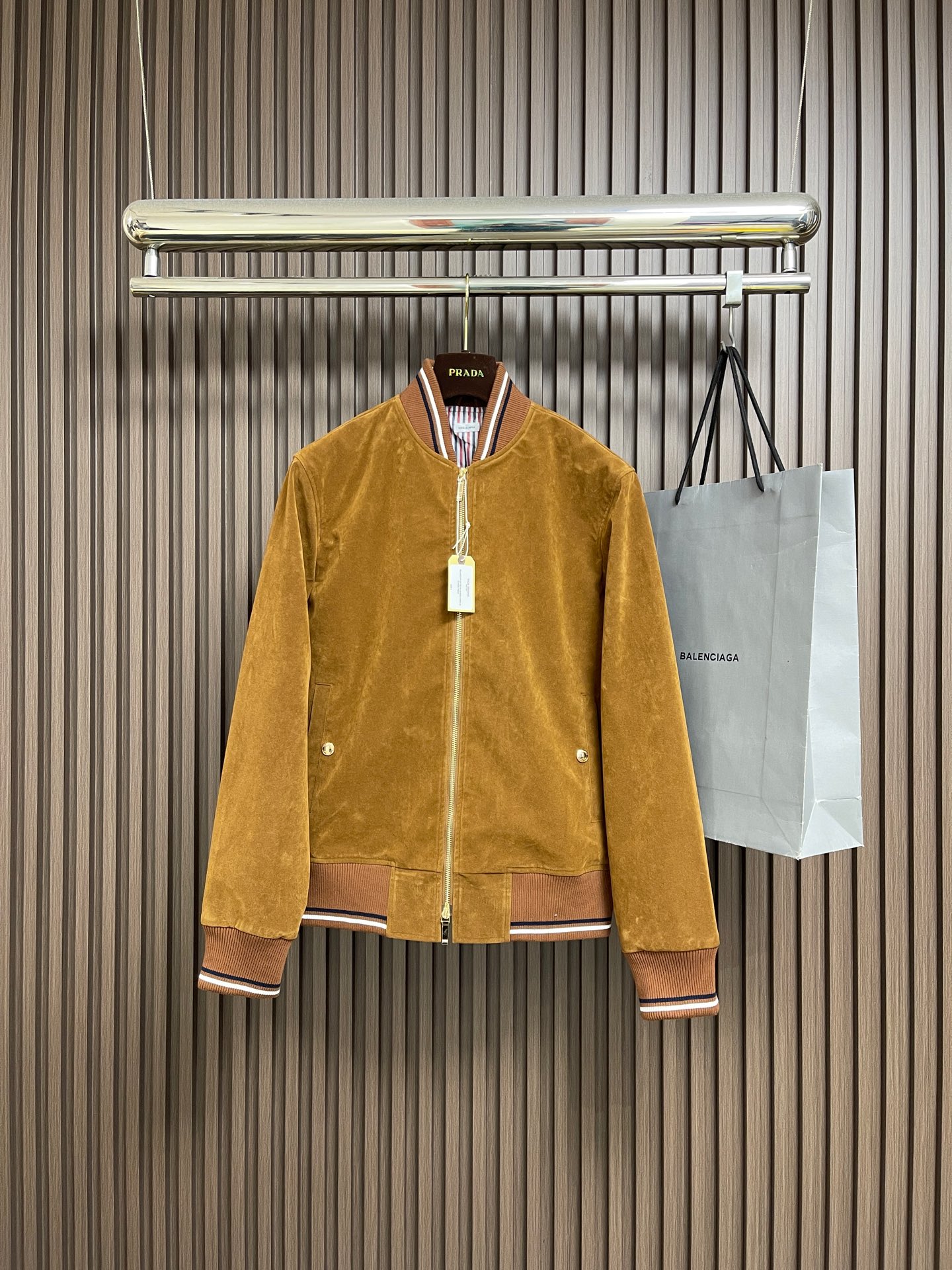 NO:651580,Thom Browne TB 2025ss new suede leather jacket, classic baseball collar design, double front chest pockets, zipper fly, exquisite workmanship. The leather is soft and delicate to the touch, suitable for spring and autumn. Simple and elegant workwear style, versatile and stylish. Same style for men and women. Sizes 1-2-3-4,,jackets & coats,leather jacket,chamois leather,alexander wang19860909Thom Browne TB 2025ss新款麂皮皮衣夹克,经典棒球领设计,前胸双口袋,拉链门襟,做工精致.皮质柔软,手感细腻,适合春秋季节穿着.简约大气的工装风格,百搭有型.男女同款.尺码1-2-3-4,,jackets & coats,leather jacket,chamois leather,alexander wang,Men's clothing