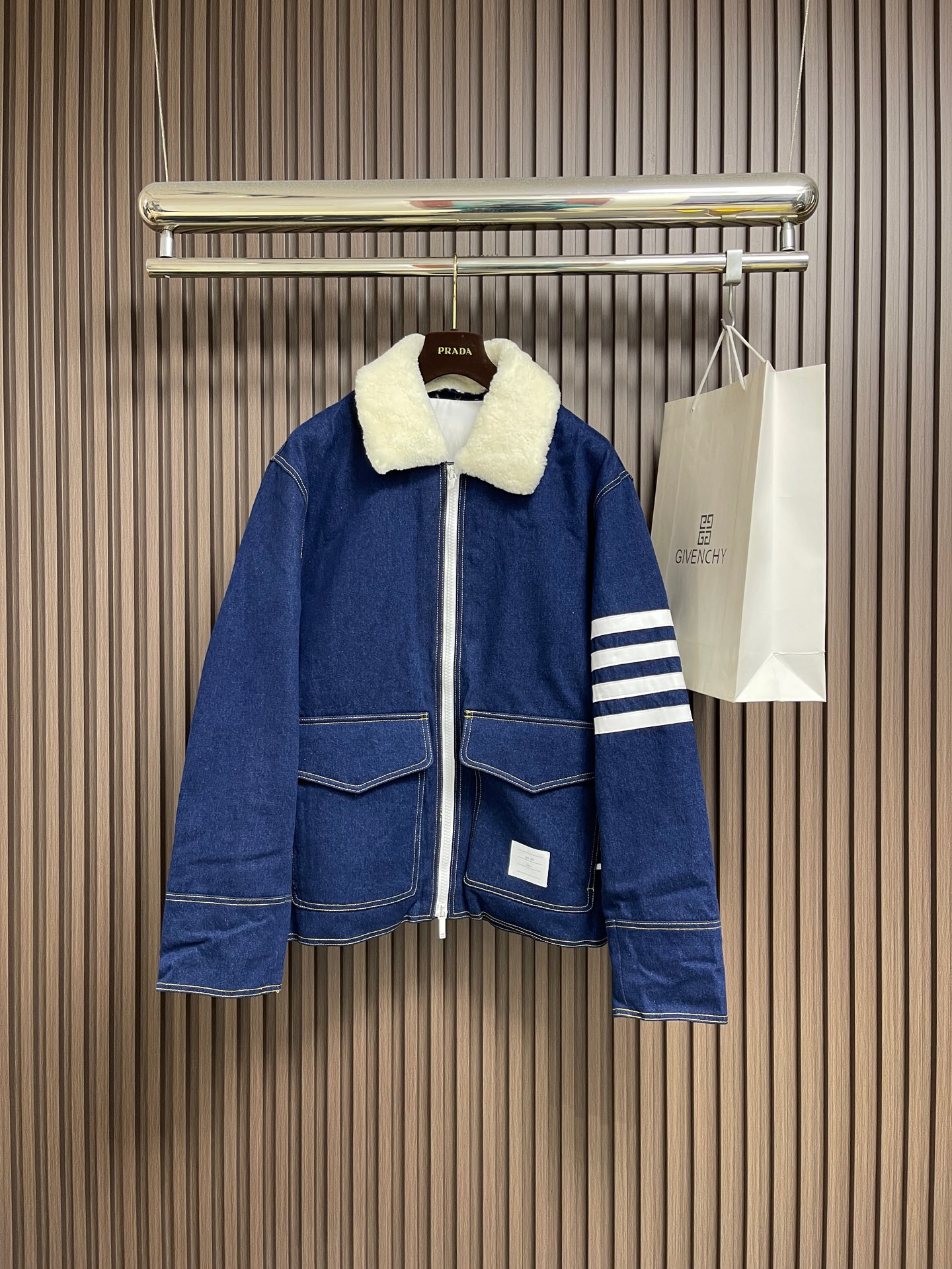 NO:651533,ThomBrowne TB fur collar denim four-stripe down jacket. Plays with clever colors. Fashionable and energetic design interprets campus sports style. Vibrant and age-reducing. Crisp and neat tailoring. Jacket style. The whole piece is filled with velvet white goose down. Ultra-high fill power. Sizes 1-2-3-4,,jackets & coats,jackets & coats,down jacket,alexander wang19860909ThomBrowne TB 毛领牛仔四条杠羽绒服夹克外套 玩转巧妙配色 时尚活力设计演绎校园运动风格 活力减龄 裁剪的干脆利落 夹克版型 整件朵绒白鹅绒填充 超高蓬松度.尺码1-2-3-4,,jackets & coats,jackets & coats,down jacket,alexander wang,Men's clothing