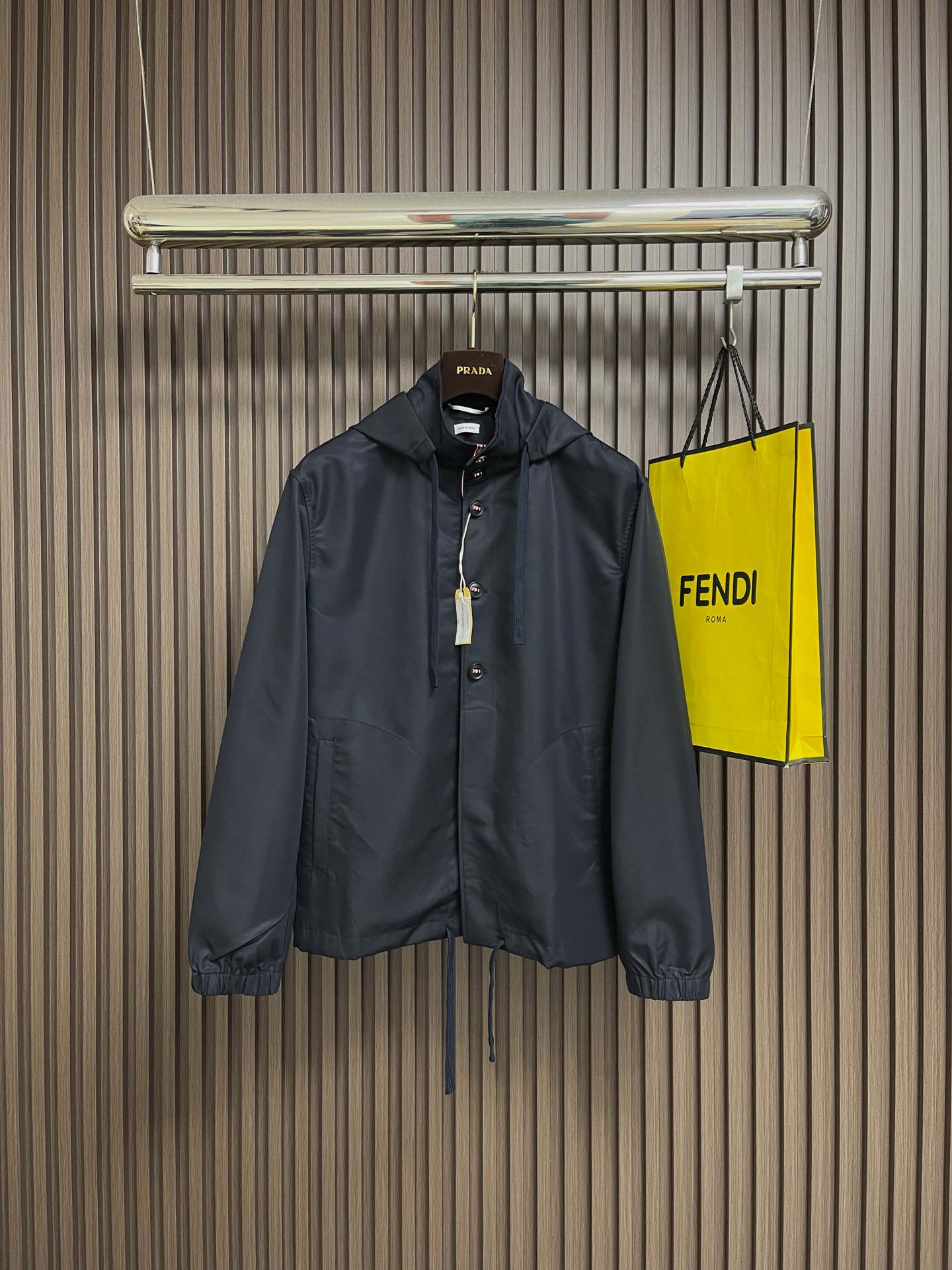 NO:651602,Thom Browne hooded windbreaker jacket. The hem can be retracted with a drawstring, giving the casual jacket a touch of luxury and cool style. The three-color webbing embellishment is unique and interesting. The hem is designed with elastic technology, three-dimensional tailoring, and slightly waterproof twill fabric. Size 1-2-3-4,,jackets & coats,jackets & coats,hats,alexander wang19860909Thom Browne 连帽风衣外套夹克,下摆可收缩抽绳,让休闲随意的外套多了些高级感和超酷的风格,三色织带点缀,独特趣味,下摆采用松紧工艺设计,立体剪裁,微防水斜纹面料.尺码1-2-3-4,,jackets & coats,jackets & coats,hats,alexander wang,Men's clothing