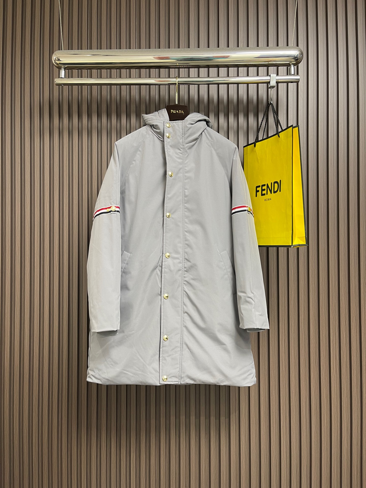 NO:649154,TB ThomBrowne 2025ss new autumn and winter hooded down jacket mid-length coat, a must-have warm item for cooling weather, can be worn for daily life or outdoor sports. It gives people a different visual effect  Wear-resistant, scratch-resistant and easy to care for, the interior is filled with 95% European standard high-quality white goose down. It is paired with large square quilting technology and 608 to create a fluffy and full overall effect. It also has a strong thermal insulation and temperature locking effect, so you are not afraid of the cold outdoor weather in autumn and winter!  Size 0-1-2,,thom browne,down jacket,hats,alexander wang19860909TB ThomBrowne汤姆布朗 2025ss秋冬新款连帽羽绒服服中长款大衣,降温天气必备的保暖单品、不论是日常还是户外运动都能穿.给人不一样的视觉效果 耐磨防刮易打理,内里配置95％欧标优质白鹅绒填充,在搭配大方格绗缝工艺、608打造蓬松饱满的整体效果,兼顾强悍的保暖锁温效果,让你无惧秋冬季寒冷的户外天气！尺码0-1-2,,thom browne,down jacket,hats,alexander wang,Men's clothing