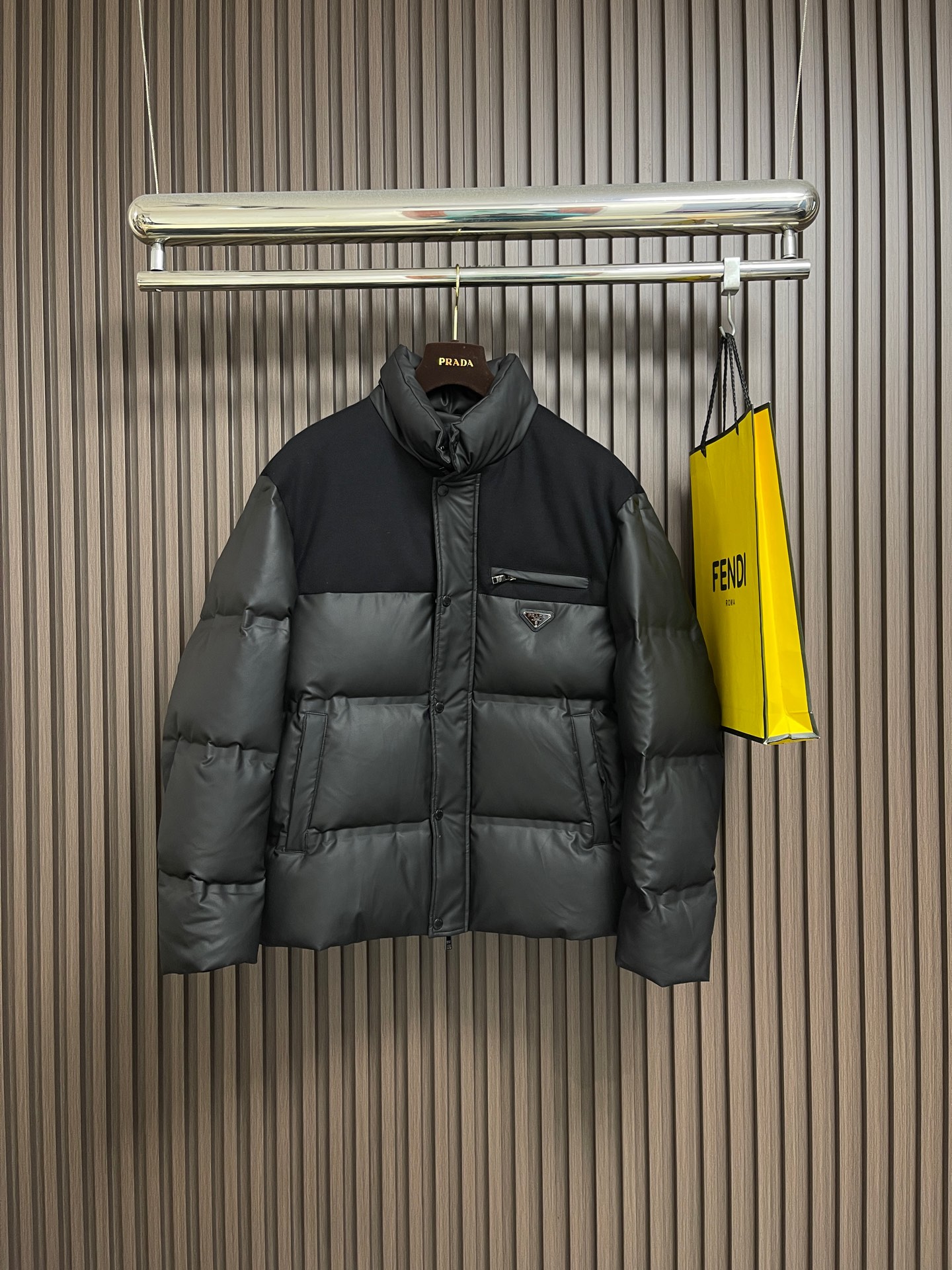 NO:651590,Prada's spliced ​​stand-collar down jacket has an avant-garde, fashionable and individual style. It has a simple style yet is elegant, and is inherently cool and fashionable.  The polyester fiber nylon fabric provided by the customer has an extremely delicate, light and oily texture.  The lightweight design has high elastic recovery effect, is anti-wrinkle, windproof and waterproof, warm and locks velvet, breathable and comfortable without stuffiness.  Size 48-56,,prada,jackets & coats,jackets & coats,down jacket,alexander wang19860909Prada 拼接款立领羽绒夹克外套,造型前卫时尚颇具个性,简约的格调不失高雅,与生俱来的炫酷时髦．客供聚酯纤维尼龙面料,极为细腻的轻质油润质感．轻便型的设计具有高弹性回复效果,抗皱防风防水,保暖锁绒,透气舒适无闷热感．尺码48-56,,prada,jackets & coats,jackets & coats,down jacket,alexander wang,Men's clothing