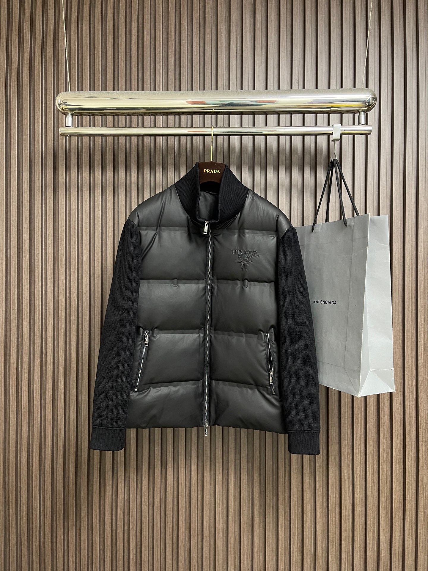 NO:651575,PRADA technical film knitted splicing down jacket. This down jacket is made of the latest technical fabrics, filled with 90 white duck down. The original hardware is molded and customized. The embroidery on the chest is the finishing touch. Casual version. Versatile style, suitable for anyone. Sizes 48-56, prada, jackets & coats, jackets & coats, down jacket, alexander wang19860909PRADA 科技皮膜针织拼接羽绒服夹克外套,此款羽绒服采用最新科技面料,填充90白鸭绒,原版五金开模定制,胸口的刺绣就是点睛之作了.休闲版型.百搭款,适用任何人群.尺码48-56,,prada,jackets & coats,jackets & coats,down jacket,alexander wang,Men's clothing