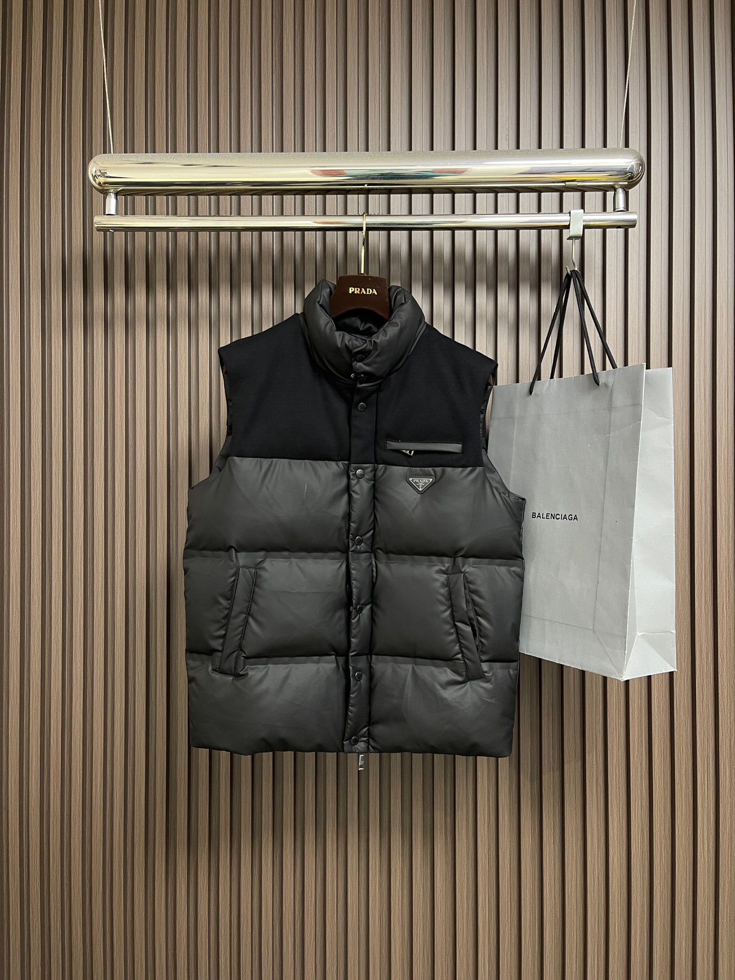 NO:651585,Prada's spliced ​​stand-collar down sleeveless jacket and vest has an avant-garde, fashionable and individual style. It has a simple style yet is elegant, and is inherently cool and fashionable.  The polyester fiber nylon fabric provided by the customer has an extremely delicate, light and oily texture.  The lightweight design has high elastic recovery effect, is anti-wrinkle, windproof and waterproof, warm and locks velvet, breathable and comfortable without stuffiness.  Size 48-56,,prada,jackets & coats,jackets & coats,down jacket,alexander wang19860909Prada 拼接款立领羽绒无袖夹克外套马甲,造型前卫时尚颇具个性,简约的格调不失高雅,与生俱来的炫酷时髦．客供聚酯纤维尼龙面料,极为细腻的轻质油润质感．轻便型的设计具有高弹性回复效果,抗皱防风防水,保暖锁绒,透气舒适无闷热感．尺码48-56,,prada,jackets & coats,jackets & coats,down jacket,alexander wang,Men's clothing