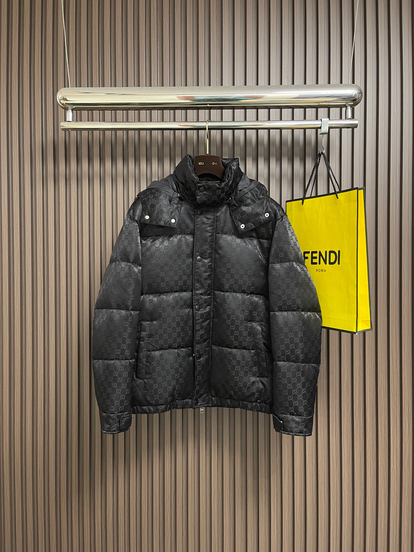 NO:651554,GUCCI  Fully printed hooded down jacket. In the season of raging cold waves, a GUCCI solid color zipper hood is the double salvation of fashion and warmth. The classic base hides the brand's iconic pattern, and reveals the exquisite tone of the luxury brand in a low-key manner. The hood design is suitable for many scenes, and the zipper opening and closing is neat and casual. No matter whether you are out on the street every day  Whether you are visiting a coffee shop or going on a short trip, this outfit can help you keep warm at the same time, and easily achieve the lazy and elegant winter relaxation. The design of the same style for men and women allows couples to 'match up' fashionably when going out, becoming an eye-catching fashion on the street. Sizes 48-56,, gucci, down  jacket,hats,alexander wang19860909GUCCI 满印连帽羽绒服,在寒潮肆虐的季节,一件GUCCI纯色拉链连帽就是时髦与温暖的双重救赎.经典基底暗藏品牌标志性纹路,低调中透着奢牌的精致腔调,连帽设计适配多场景,拉链开合利落随性.无论日常出街、咖啡探店还是短途出行,这套穿搭都能让你在保暖的同时,轻松拿捏慵懒又贵气的冬日松弛感,男女同款的设计更是让情侣出街也能时髦'撞衫',成为街头吸睛的时尚.尺码48-56,,gucci,down jacket,hats,alexander wang,Men's clothing