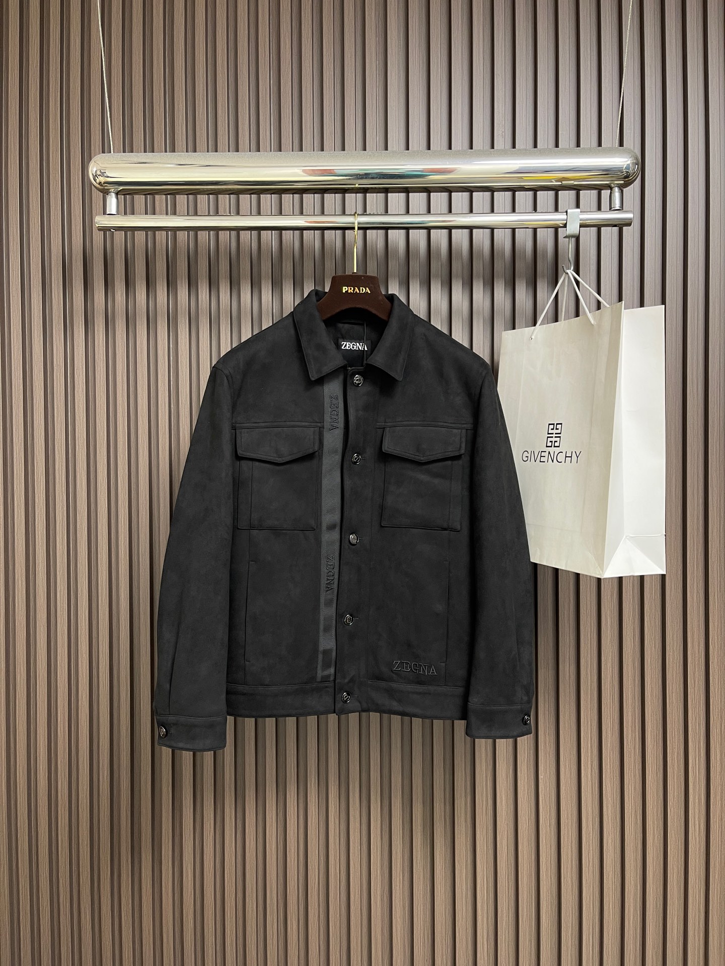 NO:649128,zegna  Thin down jacket, filled with 90% white duck down, thin and stylish, not bulky on the upper body, with three-dimensional lambskin letter pockets on the front left. It is a typical Italian style fashion. It is very sophisticated in fabric selection and craftsmanship, and is in line with the aesthetic tone of the Z family. It is low-key and luxurious, elegant and noble. Every detail is a testament to the brand's identity.  The high-end sense of the body is the ultimate interpretation of Italian minimalist, capable and outdoor functional style. It is both solemn and harmonious, and the upper body is full of shape. It is a treasure-level functional equipment that combines fashion sense and design sense to create a unique styling item. It has an improved pilot shape design and a classic lapel design. It is retro, age-reducing and very fashionable!  Customers are supplied with imported suede fabrics.  The texture is as delicate as baby skin.  It has superior stiffness, quite elegant and fashionable!  The color is light and versatile, the cut is smart and neat, the upper body instantly highlights the spirit, the style is full, and it can easily control various body types. It is a jacket that perfectly combines business commuting and outdoor leisure. It is a piece of equipment with extremely high wearability and attendance rate!  Size 48-56,,jackets & coats,jackets & coats,down jacket,sheepskin,chamois leather,alexander wang19860909zegna 轻薄羽绒夹克,内冲90白鸭绒,轻薄有型,上身不臃肿,前左拼接小羊皮立体字母口袋,颇具意大利典型风格的时装,在面料选取和工艺方面都相当考究,极符合Z家族美学基调,低调且奢华,优雅且高贵,每一个细节都在力证品牌自身的高级感,通体将意式的极简、干练和户外功能性风格极致诠释,亦庄亦谐,上身型款十足,集时装感与设计感的一款宝藏级功能型装备,塑造出别具一格的造型单品,改良式的飞行员造型设计,经典的翻领设计,复古减龄又非常时髦！客供进口麂皮面料．质感如婴儿皮肤一样细腻．挺括性优越,颇为优雅且时髦！配色轻熟百搭,版型剪裁干练利落,上身瞬间凸显出精神感,型款十足,轻松驾驭各种身型,商务通勤与户外休闲完美兼备的一款外套,属于实穿性出勤率极高的一款装备！尺码48-56,,jackets & coats,jackets & coats,down jacket,sheepskin,chamois leather,alexander wang,Men's clothing