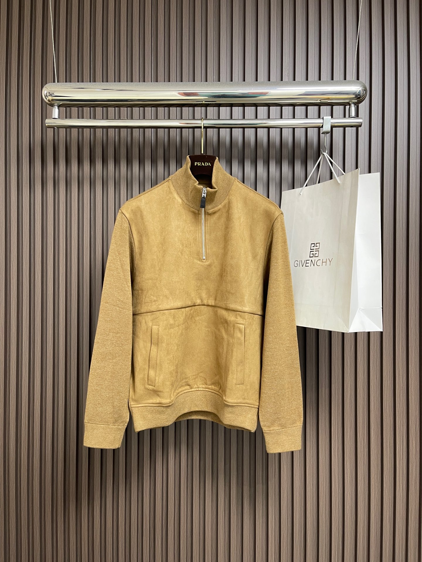 NO:649165,Dior 2025SS autumn and winter men's half-zip spliced ​​long-sleeved sweatshirt, versatile for commuting, not only needs a simple style, but more importantly, its fabric texture can conquer the public and become a hot item!  Made of knitted cotton supplied by customers, it has a close-to-skin feel, and the stiffness and drape are excellent. Sizes M-3XL, dior, hoodie, sweatshirts, alexander wang19860909Dior 2025SS秋冬男士半拉链拼接长袖卫衣,通勤百搭款,不仅需要样式版型简洁 更重要是它的面料质感才能征服大众 成为炙手可热的热门单品！客供针织棉打造 绵密亲肤的触感,其次挺括感与垂坠感都相当出色,尺码M-3XL,,dior,hoodie,sweatshirts,alexander wang,Men's clothing