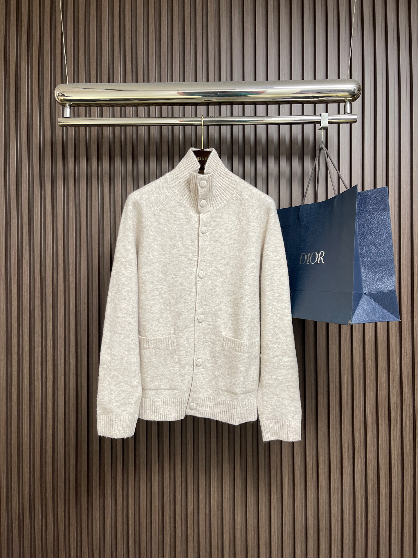 NO:649073,BV 2025SS new autumn and winter classic sweater knitted cardigan is woven with automatic knitting machines imported from Japan. The stitches are tight, the version can be slim or loose, comfortable and breathable, and can be worn by men and women without gender!  Size M-3XL,,bottega veneta,sweaters,alexander wang19860909BV 2025SS秋冬新款经典毛衣针织开衫 采用日本进口自动针织机织造 针路紧密,版型可修身可宽松 舒适透气 男女同款无性别穿搭！尺码M-3XL,,bottega veneta,sweaters,alexander wang,Men's clothing