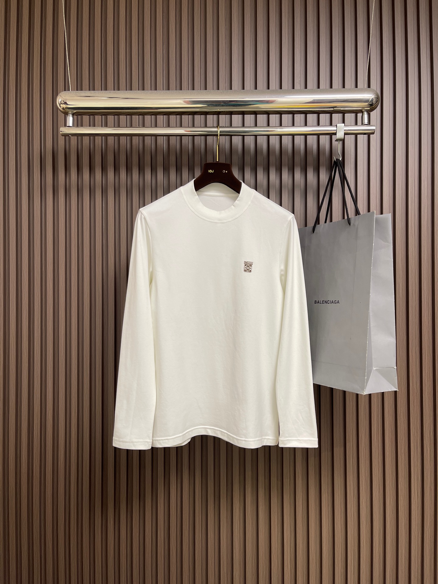 NO:649133,LOEWE 2025SS new round neck long-sleeved T-shirt with small logo logo on the chest. The high-quality fabric is skin-friendly and comfortable. It is made of 260 grams of high-quality pure cotton fabric. It has been washed by garments and has a soft and delicate touch. The loose version is casual and slim, and it is highly tolerant to various body types. Sizes M-5XL, loewe, tees, t-shirt, alexander wang19860909LOEWE 2025SS新款胸前小标Logo仔章圆领长袖T恤,优质面料亲肤舒适、选用260克高品质纯棉面料,经过成衣水洗、触感柔软细腻,宽松版型随性显瘦,对各种身材都有着极高的包容性.尺码M-5XL,,loewe,tees，t-shirt,alexander wang,Men's clothing