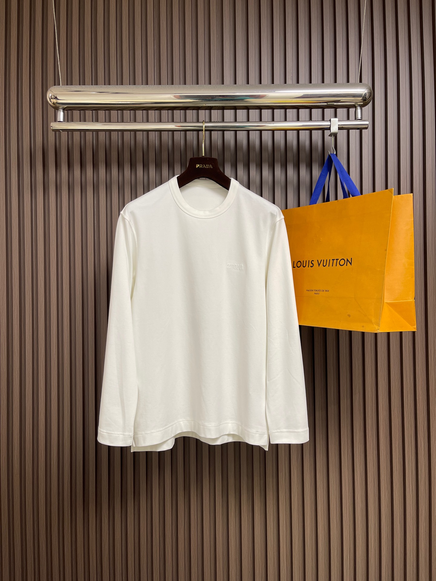 NO:649116,Zegna 2025fw new autumn and winter round neck long-sleeved T-shirt, fashionable casual base shirt, made of imported high-quality Australian velvet, giving you cashmere-like care, very close-fitting and soft, logo embroidery on the chest, simple and easy to match, a must-have item for single wear in autumn and winter. Sizes M-5XL,, tees, t-shirt, alexander wang19860909Zegna 2025fw秋冬新品圆领长袖T恤,时尚休闲打底衫,进口优质澳绒打造,给您羊绒般的呵护、非常贴身柔软,胸前标识刺绣,简约易搭配,秋冬单穿打底必备神器.尺码M-5XL,,tees，t-shirt,alexander wang,Men's clothing