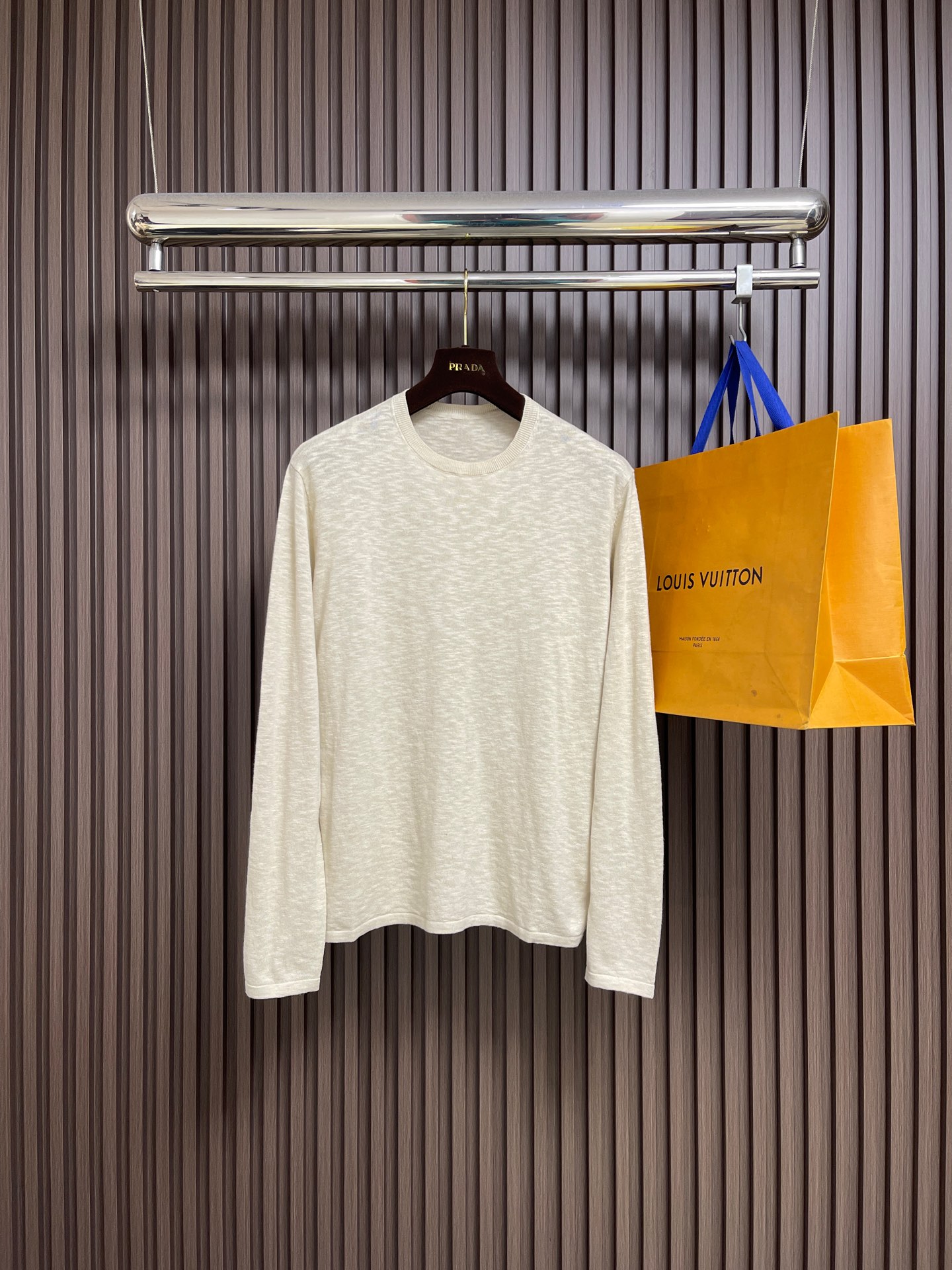 NO:654167,LP Loropiana 2025SS new round-neck knitted sweater for autumn and winter. The 52-count worsted spinning process gives the fabric a delicate silky feel. It has the warmth and warmth of sheep wool and the breathability and skin-friendlyness of lyocell, allowing you to enjoy the dual experience of comfort and style in spring and autumn. The classic round-neck silhouette is versatile and easy to control, whether it is worn with a shirt to create a business level or worn alone to show casual taste. Sizes M-3XL, loro  piana,loro piana,sweaters,shirts,alexander wang19860909LP Loropiana 2025SS秋冬新款圆领针织毛衣,52支精纺工艺赋予面料细腻如丝的触感,既有绵羊毛的温润保暖,又有莱赛尔的透气亲肤,让你在春秋季尽享舒适与格调的双重体验.经典圆领廓形百搭不挑人,无论是内搭衬衫打造商务层次,还是单穿彰显休闲品味,都能轻松驾驭.尺码M-3XL,,loro piana,loro piana,sweaters,shirts,alexander wang,Men's clothing