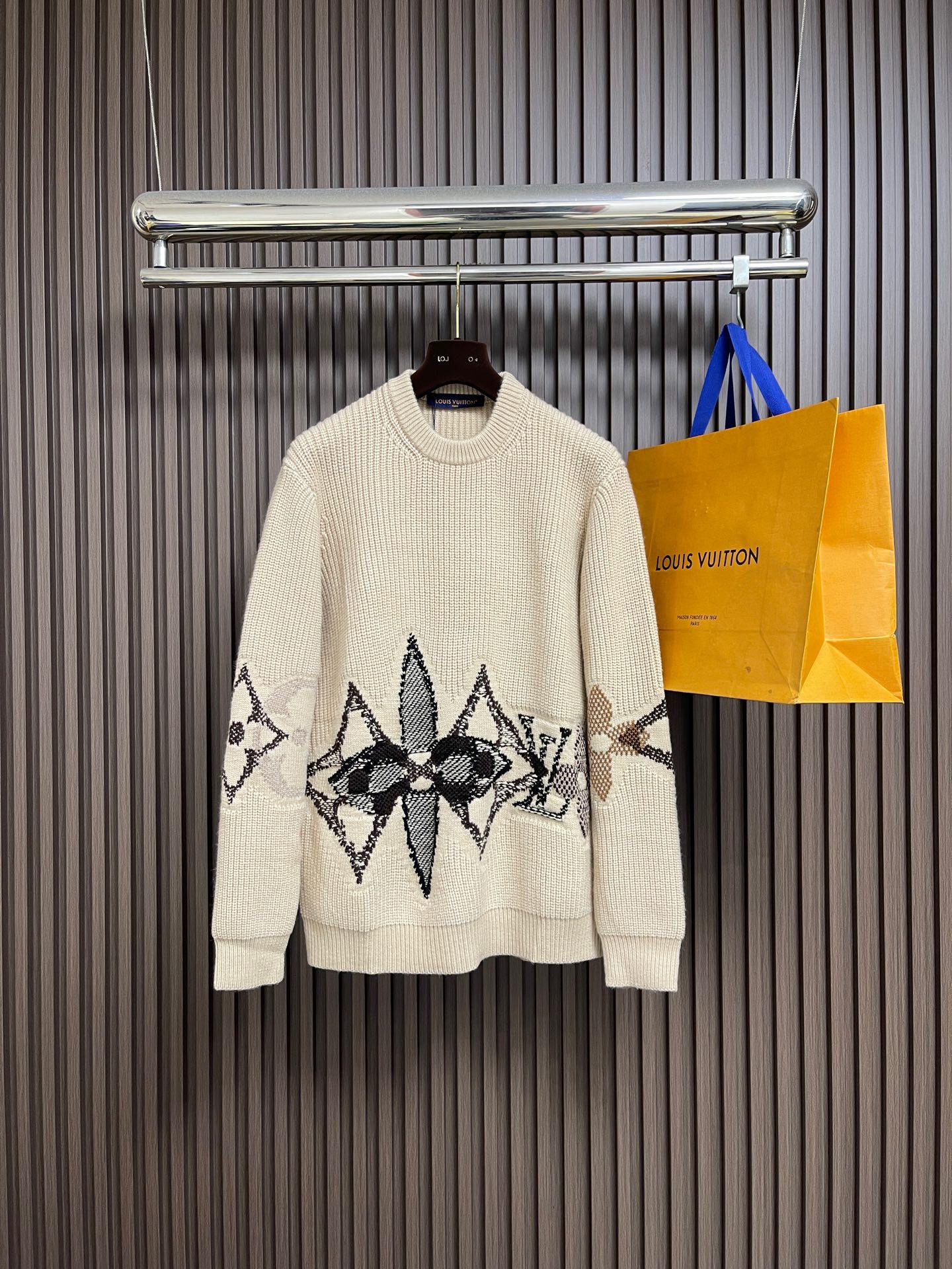 NO:649149,LV FW25 Men's SKI Ski Series Crew neck graphic long-sleeved sweater. This thick-knit crew neck sweater is made from fine, responsibly sourced sheep wool and features Monogram flowers in striking bloom. Contrast textured stitching creates an overlapping logo pattern, creating a snowy scene. The modern logo element is suitable for after-snow looks, making it an elegant choice for your winter wardrobe. Sizes S-XL, Louis Vuitton, Sweaters, Alexander Wang19860909LV FW25 男士SKI滑雪系列 圆领图案长袖针织衫毛衣,本款粗针织圆领衫取材负责任采购的细腻绵羊毛,醒目绽放Monogram 花卉.撞色纹理缝线塑就交叠标识图案,营造雪花纷飞般的景致.摩登标识元素适宜搭配雪后造型,成就冬季衣橱的雅致之选.尺码S-XL,,louis vuitton,sweaters,alexander wang,Men's clothing