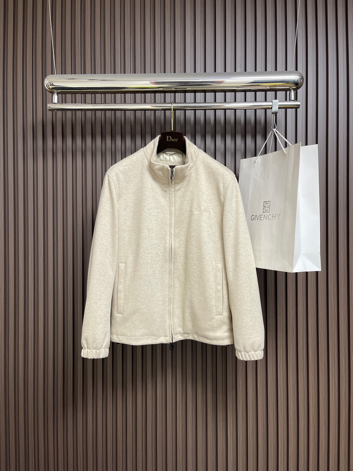 NO:649056,LP Loropiana 2025SS new autumn and winter logo embroidered zipper wool jacket, the fabric is thick and super-feeling, the inside is tight and dense knitted texture, comfortable and breathable to wear, skin-friendly and supple, the classic solid color upper body is simple and elegant, full of sportiness. Size M-3XL,,loro piana,loro piana,jackets & coats,jackets & coats,alexander wang19860909LP Loropiana 2025SS秋冬新款标识刺绣拉链羊毛夹克外套 ,面料厚重超感,内里紧实绵密的针织纹理,贴身穿着舒适透气,亲肤柔顺,经典纯色系上身简约大方,运动感十足.尺码M-3XL,,loro piana,loro piana,jackets & coats,jackets & coats,alexander wang,Men's clothing