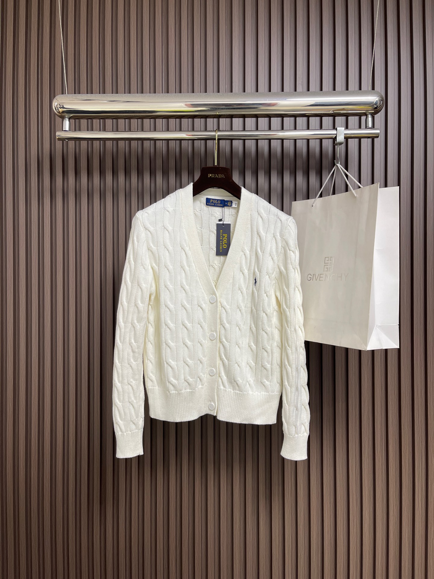 NO:654255,Ralph Lauren 2025SS new classic cable knitted cotton knitted cardigan. Classic cable knitting adopts traditional cable knitting technology. The texture is three-dimensional and layered. It is a classic knitted design element of Rah Lauren. It has both retro texture and exquisite craftsmanship. The iconic 'pony' embroidery on the chest is the core expression of brand recognition. The embroidery is exquisite and color-coordinated, complementing the knitted texture. Sizes S-XL, loro  piana,alexander wang19860909Ralph Lauren 拉夫2025SS新品经典款绞花编结棉针织开衫,经典绞花编结 采用传统的绞花编结工艺,纹理立体且富有层次感,是Rah Lauren经典的针织设计元素,既具复古质感又显工艺精湛.胸前的标志性'小马'刺绣,是品牌辨识度的核心体现,刺绣精致且色彩协调,与针织纹理相得益彰.尺码S-XL,,loro piana,alexander wang,Men's clothing