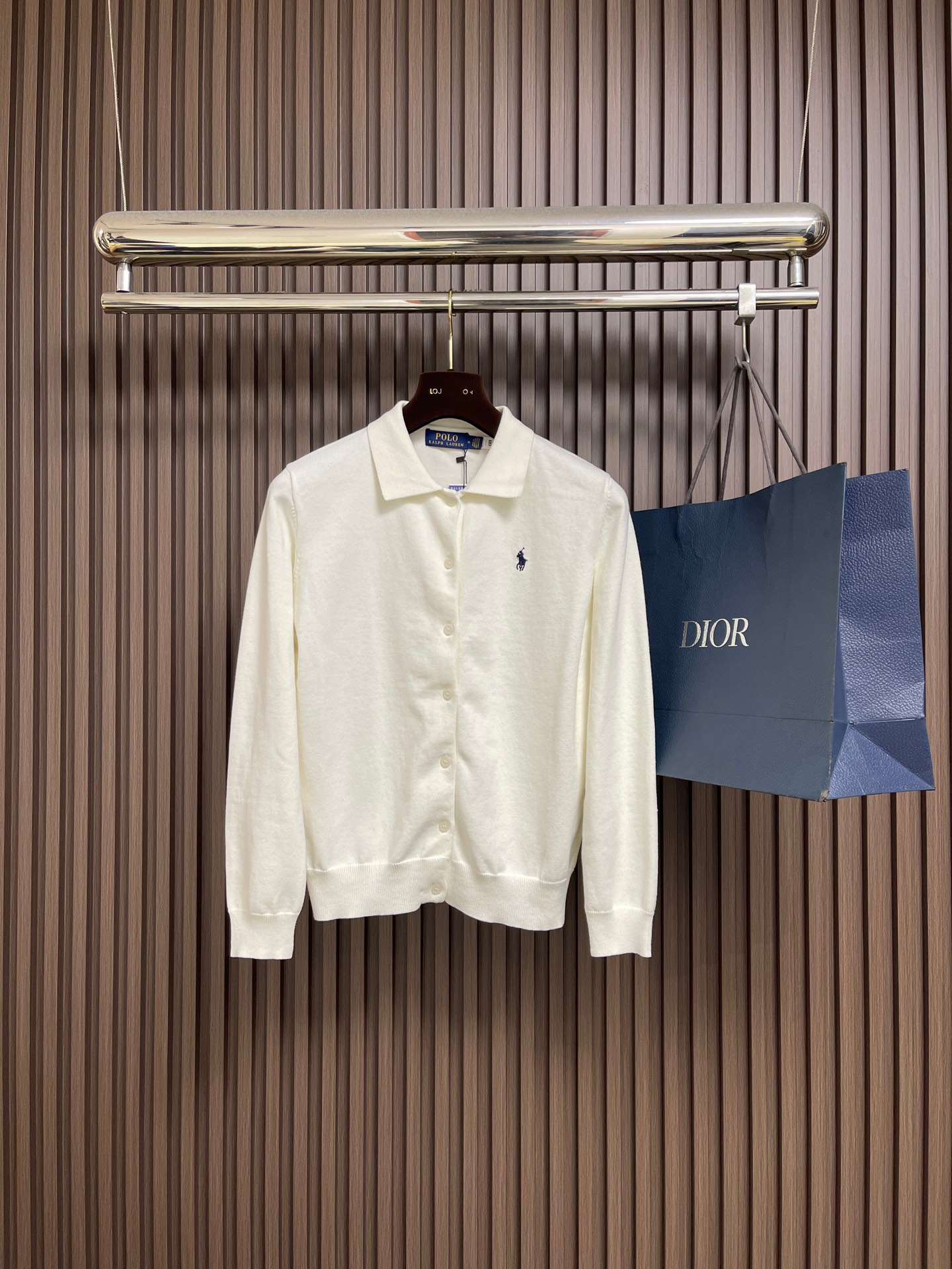 NO:654208,RALPH LAUREN 2025ss early fall Ralph Lauren lapel knitted cardigan. The customized original yarn is soft and comfortable to the touch. The lapel style is simple and elegant. It is stress-free for daily matching and highly practical. It adopts logo button molding design, with iconic exquisite equestrian embroidery, restoring the brand's classic elements and showing exquisiteness. Sizes S-XL, loro piana, alexander wang19860909RALPH LAUREN 2025ss早秋拉夫劳伦翻领针织开衫,定制原版纱线触感柔软舒适,翻领款式简约大气,日常搭配无压力,实用性强.采用logo纽扣开模设计,搭配标志性精致马术刺绣,还原品牌经典元素,尽显精致.尺码S-XL,,loro piana,alexander wang,Men's clothing