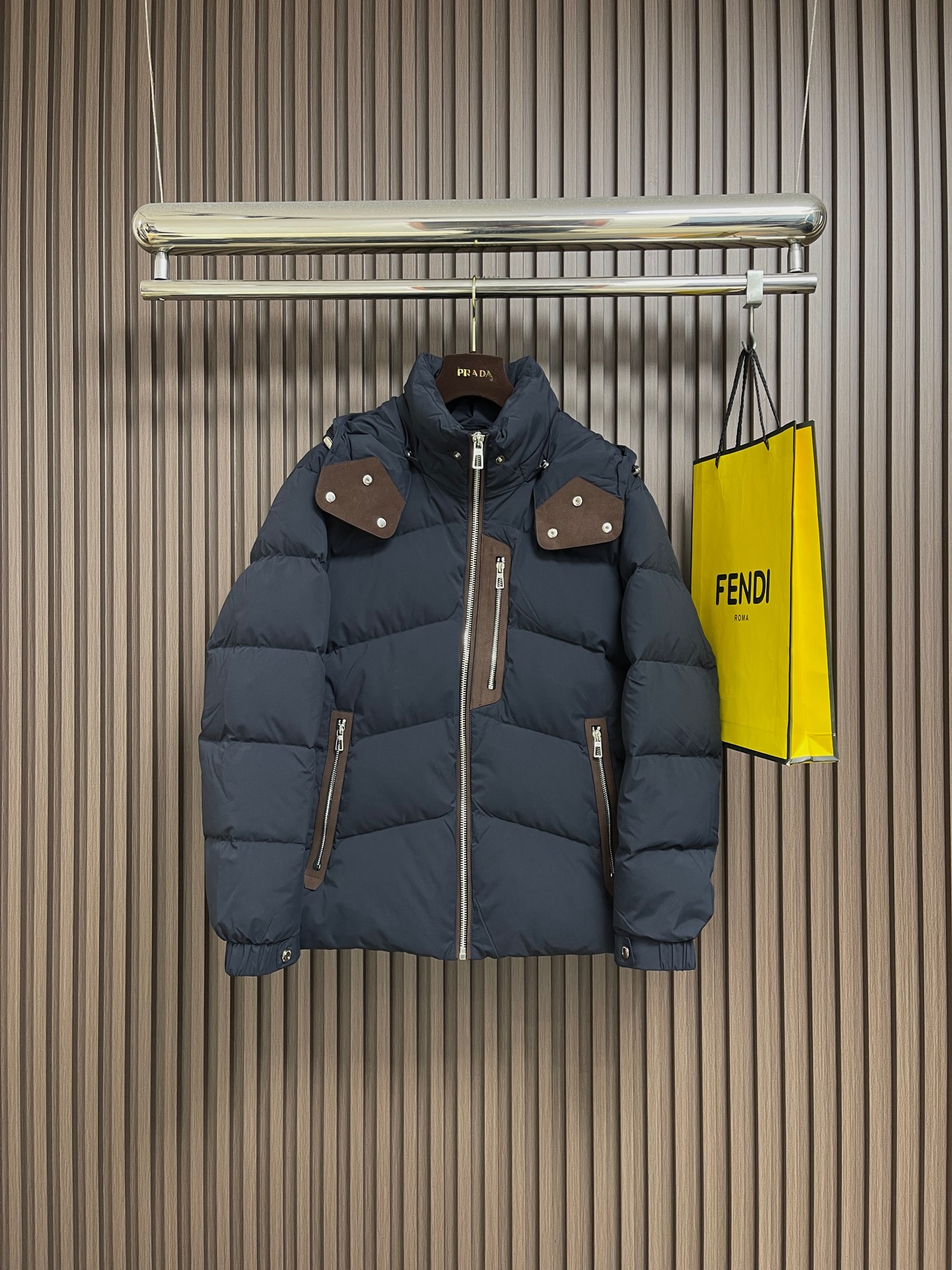 NO:654196,LP 1995SS new autumn and winter down jacket hooded jacket, filled with top-grade national standard pure 90 white duck down. The quality can withstand any form of inspection, presenting a brand new look, giving you a unique upper body experience!  Down has gone through a strict selection process. Its fluffiness and resilience are extremely superior, and its cold-proof performance is beyond doubt!  Customized original metal zipper, fashionable and versatile. The upper body is elegant and handsome, full of personality, and has a brand new sense of sight!  Size 48-56,,loro piana,jackets & coats,down jacket,hats,alexander wang19860909LP 1995SS秋冬新款羽绒服连帽外套,内填充顶级国标纯正90白鸭绒 品质经得起任何形式检验,呈现一种焕然一新,赋予你与众不同的上身体验！羽绒经过严格的挑选工序,其蓬松感与与回弹性都极为优越,御寒性能更是毋庸置疑！定制原版金属拉链,时尚百搭潮 上身优雅帅气,个性十足,焕然一新的即视感！尺码48-56,,loro piana,jackets & coats,down jacket,hats,alexander wang,Men's clothing