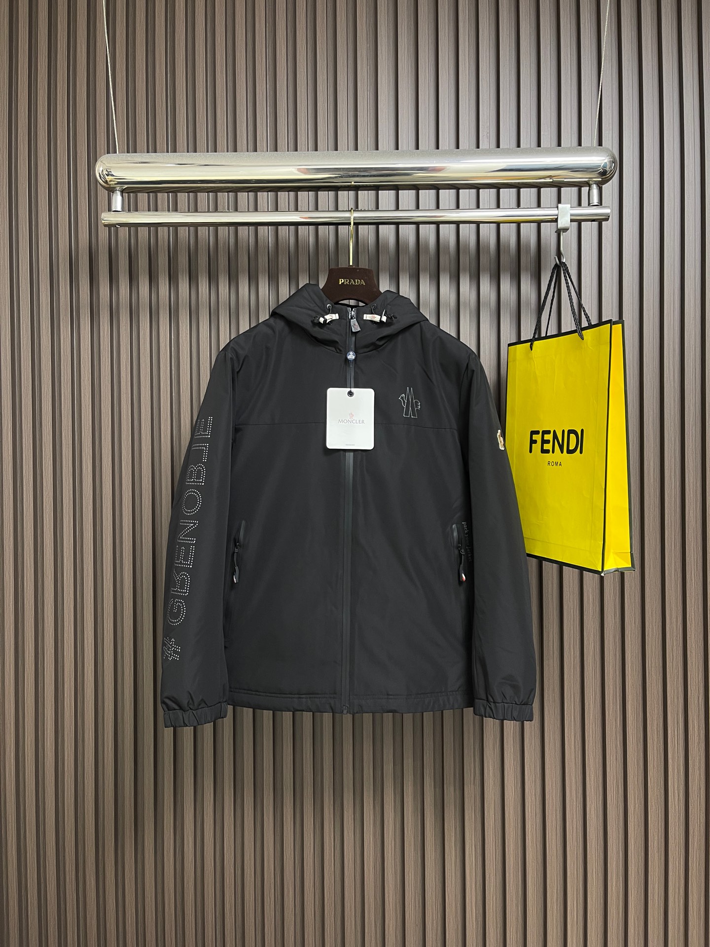 NO:654209,Moncler's new autumn and winter down hooded jacket has won the love and popularity of consumers with its excellent quality and unique design!  This is a high-end product that is carefully crafted based on customized high-density nylon material. Its texture is silky and crisp, showing a natural luster, making people know its extraordinary quality at the first touch!  Printed with the brand's classic logo, the texture is clear and high-end, like a silent statement, perfectly showing the wearer's identity and status. Every detail is full of the brand's unique charm and ultimate pursuit of quality!  The classic lapel style, exquisite tailoring and smooth lines give people a simple but not simple feeling!  Size 1-2-3-4,,jackets & coats,jackets & coats,down jacket,hats,alexander wang19860909Moncler 秋冬新款羽绒连帽夹克外套,它以其优秀的品质和独特的设计,赢得了广大消费者的喜爱和追捧！该是一款以客供定制高密度尼龙材质为基础,精心打造的高级,其质地丝滑挺括,呈现出自然光泽感,让人一触即知其非凡品质！印有品牌经典Logo,质感清晰高级,犹如一种无声的声明,将穿着者的身份与地位完美展现,每一个细节,都充满了品牌的独特魅力和对品质的极致追求！经典的翻领版型,裁剪精致,线条流畅,给人一种简洁而不简单的感觉！尺码1-2-3-4,,jackets & coats,jackets & coats,down jacket,hats,alexander wang,Men's clothing