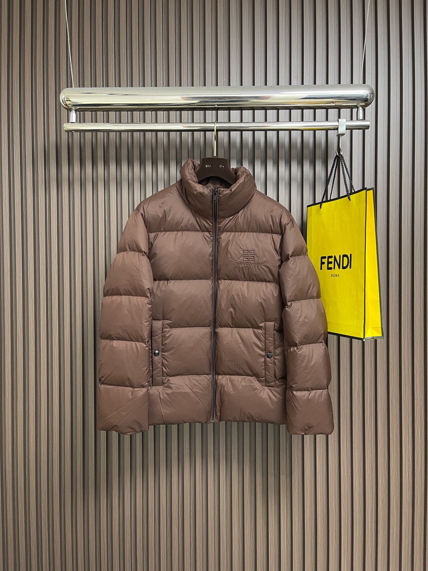 NO:654205,Givenchy 2025SS new stand-collar down jacket is extremely warm, lightweight and breathable, has excellent windproof and cold-proof insulation effect, and the lock-down design is absolutely extraordinary! With the large collar design, you can feel the warmth at a glance, and the efficient thermal insulation measures lock in the warmth in minutes. The windproof and cold-resistant effect is more significant. Size 48-56,,givenchy,down jacket,alexander wang19860909Givenchy 2025SS新款立领羽绒服 保暖性极强,轻便透气,防风抗寒保暖效果极佳,锁绒设计绝非一般！大围领设计,一眼就能感觉出暖和的存在,高效的保暖措施让温暖分分钟锁住．防风抗寒效果更为显著 尺码48-56,,givenchy,down jacket,alexander wang,Men's clothing