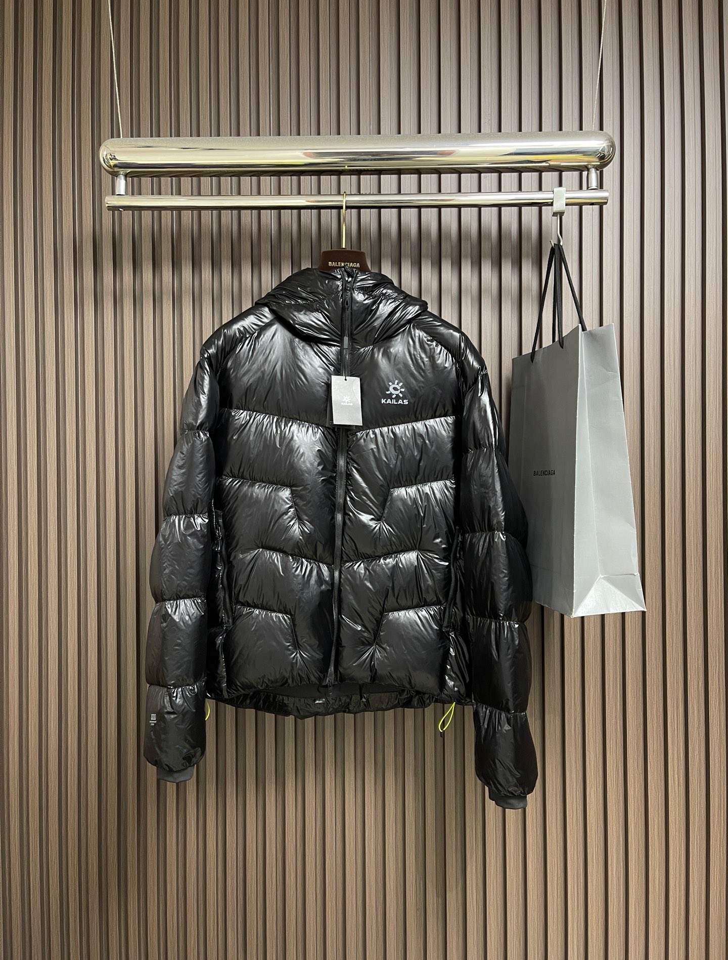 NO:656757,KAILAS 5000GT hooded down jacket, original custom-woven and custom-dyed micro-10D high-density fabric. Lightweight and breathable, anti-down and warm, easy to compress and store, and helps down to give full play to its fluffy and warm properties. Original dismantling and development of accessories, customized small labels, collar labels, washing, hangtags, hardware, etc. The original process is decomposed, from cutting, splicing, to sewing. Size S-XXL,,down  jacket,hats,alexander wang19860909KAILAS 凯乐石5000GT连帽羽绒服,原版定织定染微细10D高密面料.轻量透气,防绒保暖,易压缩收纳,且帮助羽绒充分发挥蓬松保暖性.辅料原版拆解开发,定制的小标,领标,水洗,吊牌,五金等等.工艺原版分解,从裁剪,拼接,到缝制工艺完全原版.尺码S-XXL,,down jacket,hats,alexander wang,Men's clothing