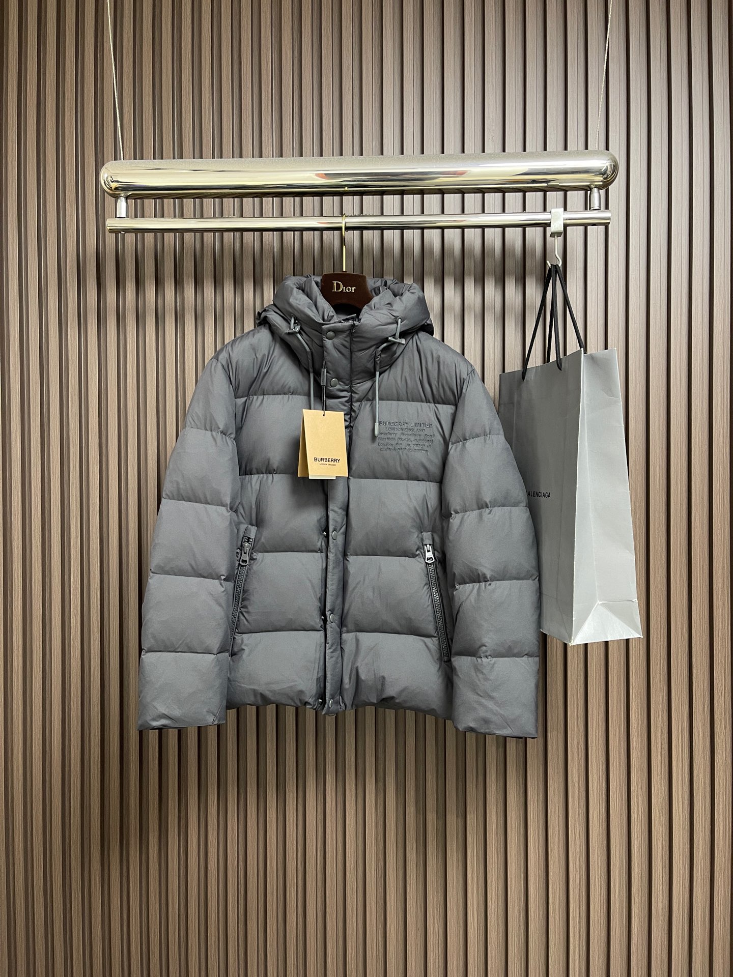 NO:656752,Burberry men's hooded down jacket, light luxury, fashionable and casual style, light, warm and soft!  Logo badge; hooded design, functional diagonal pockets on both sides, and high-quality original lacquered four-button buckles, easily demonstrating brand recognition and super specifications and performance, and the upper body is absolutely eye-catching!  !!  The overall material is also super durable!  It is made of imported fabrics from Italy. It has a century-old brand's high-end tactile inner velvet content of 90% white duck down and 10% feathers. The whole body is quilted with full down and full of fluffy feeling. The outer layer is nylon fabric. If you have any questions, you can disassemble it for inspection. The amount of velvet is extremely high, the version is perfect, fashionable and not bloated. It interprets the simple aesthetic style of the series. The upper body is light and warm, and has perfect cold protection effect!  !  A high-street luxury product that combines both good looks and performance online. It is a super heavyweight that will definitely hit the street. Sizes 48-56, burberry, jackets & coats, down jacket, hats, alexander wang19860909Burberry 男士连帽羽绒外套,轻奢时尚休闲风格,轻盈保暖柔软！Logo徽章；连帽设计,两侧功能性斜插的口袋,很有质感的原漆原版四合扣,轻松的彰显品牌辨识度跟超强规格性能,上身绝对超级惹眼！!！整体的材质也是超级能打！采用意大利进口面料打造,具有百年品牌的高端触感内里绒子含量90％白鸭绒打造,10％羽毛,满身横线绗缝充绒饱满,蓬松感十足回弹性特别好,外层锦纶面料.如有疑问,可拆开检验,充绒量极高,版型完美,时尚不臃肿,演绎系列的简约美学风格,上身效果轻盈保暖,御寒效果满分！！一款颜值跟性能同步在线的高街奢物,绝对炸街的超级重磅.尺码48-56,,burberry,jackets & coats,down jacket,hats,alexander wang,Men's clothing