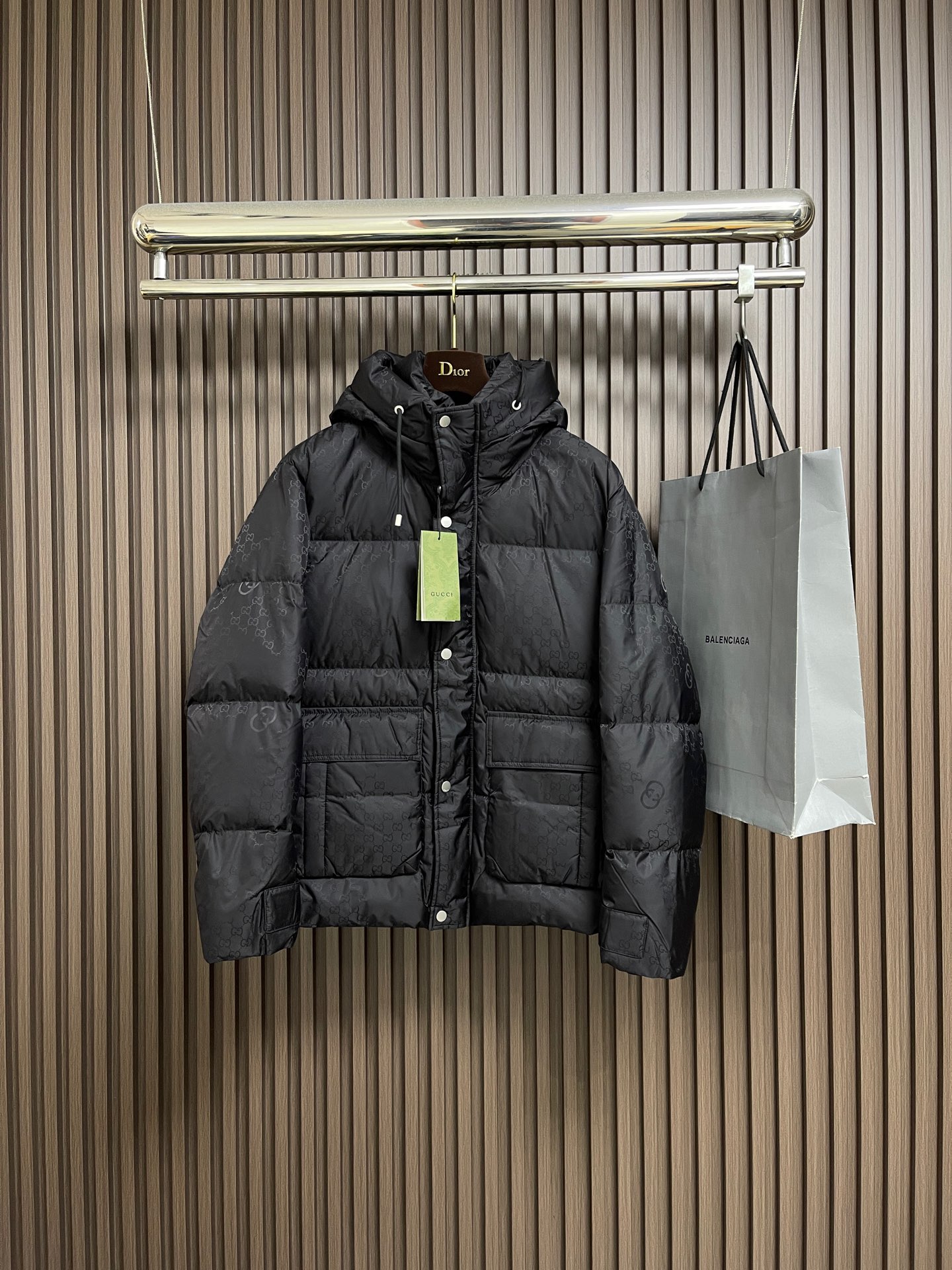 NO:654251,GUCCI 2025ss new autumn and winter hooded down jacket. With the classic logo combination, it is full of visual impact at first sight. It has better thermal insulation performance, is light and not heavy, and has good fluff recovery after compression, and it can gather heat and lock in temperature!  Size 48-56,,gucci,down jacket,hats,alexander wang19860909GUCCI 2025ss秋冬新款连帽羽绒服.带着经典的Logo组合搭配,第一眼看到就是满满的视觉冲击,保暖性能更出色,轻便不厚重,且压缩后的蓬松度恢复性好,聚热锁温！尺码48-56,,gucci,down jacket,hats,alexander wang,Men's clothing