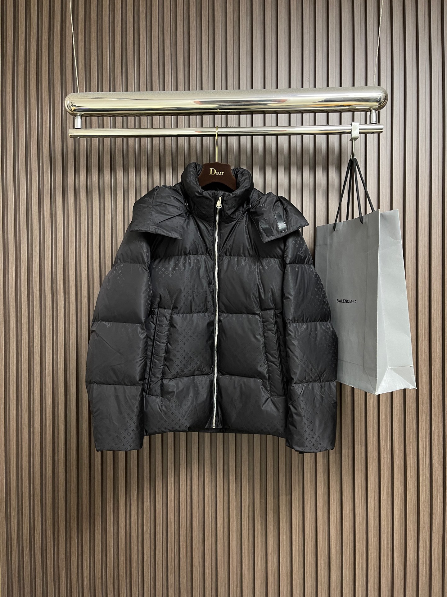 NO:654243,LV 2025ss detachable hooded jacquard down jacket is made of imported windproof and waterproof nylon material. The craftsmanship is restored and the material is upgraded to improve the cold protection function in autumn and winter. The down-filled interior makes the whole piece light and warm. The detachable hooded stand-up collar is two-wearable. The large body is spliced with a four-leaf clover letter jacquard pattern. It has rich layers and a full sense of old money. The design is rich and varied, showing a low-key sense of luxury. It is fashionable and warm to wear. Sizes 48-56, Louis  vuitton,jackets & coats,down jacket,hats,alexander wang19860909LV 2025ss可拆卸连帽提花羽绒服外套,进口防风防水尼龙材质,其工艺还原,升级材质,提升秋冬御寒功能,羽绒填充内里,整件轻盈保暖.可拆卸连帽立领两穿,大身大面积拼接四叶草字母提花图案,层次丰富,老钱感满满,设计丰富多变,彰显低调高级感,穿搭时尚保暖.尺码48-56,,louis vuitton,jackets & coats,down jacket,hats,alexander wang,Men's clothing