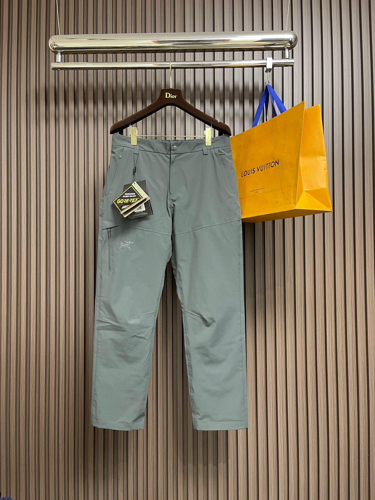 NO:680838,Arcteryx  Arc'teryx workwear down pants are high-street fashion brand American functional jackets. They are made of original custom-made high-density specific woven fabrics, high-quality fabrics. The fabrics are fully imported Japanese fabrics. They are breathable and tear-proof, and will not be stuffy when worn. They are three-dimensional and slim-fitting. They have an outdoor functional style. Straight-leg pants. The upper body is super versatile and the legs are super long.  The trousers, inner hemming, workmanship, and details are impeccable. They are casual, functional, simple and versatile, and not exaggerated at all. Whether it is the fabric workmanship or the pattern, they are definitely cost-effective. The multi-piece three-dimensional tailoring design is breathable and comfortable to wear, and it has basic windproof functions. It is the first choice for outdoor leisure!  The waist is elastic and there is no problem with normal stretching. Size M-3XL, arc'teryx, down jacket,19860909Arcteryx 始祖鸟工装羽绒裤,高街潮牌美式机能冲锋裤,采用原版定制高密度特定梭织面料,高品面料,面料是全进口的日本面料,透气防撕裂,穿着也不会闷热,立体修身剪裁,户外机能风的版型,直筒裤型,上身超级百搭,超显腿长的一款裤子,内里包边工艺,做工,细节都无可挑剔,休闲款,机能风,同时又简约百搭,丝毫没有夸张的感觉,无论是面料做工还是版型,绝对有性价比的货,多裁片立体剪裁设计,穿着透气舒适,并且具有基础防风功能,户外休闲首选！腰部有弹力,正常拉伸无问题.尺码M-3XL,arc'teryx,down jacket,,Men's clothing