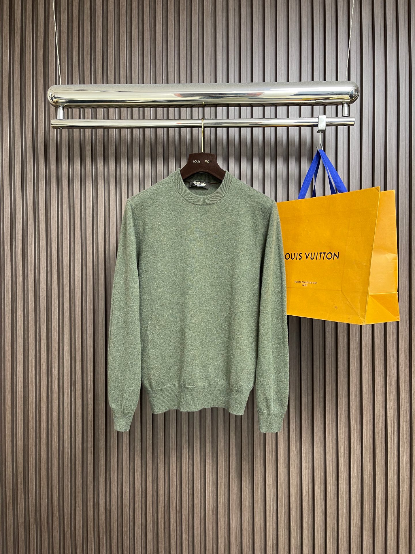 NO:654161,LP Loropiana 2025ss autumn new knitted sweater, cashmere. This knitted sweater is carefully made of jacquard fabric, with rib details on the collar, cuffs and hem. Exquisite details enhance the style. Size 48-54 48 yards bust 106 shoulder width 43 length 65 50 yards chest 110 shoulder width 44 length 66 42 yards chest 114 shoulder width 45  Dress length 67, size 54, bust 118, shoulder width 46, dress length 68,,loro piana,loro piana,sweaters,alexander wang19860909LP Loropiana 2025ss秋季新品针织衫毛衣,山羊绒 这款针织衫采用提花面料精心制作,领口、袖口和底边搭配罗纹细节.精巧细节提升造型格调.尺码48-54 48码 胸围106 肩宽43 衣长65 50码 胸围110 肩宽44 衣长66 42码 胸围114 肩宽45 衣长67 54码 胸围118 肩宽46 衣长68,,loro piana,loro piana,sweaters,alexander wang,Men's clothing