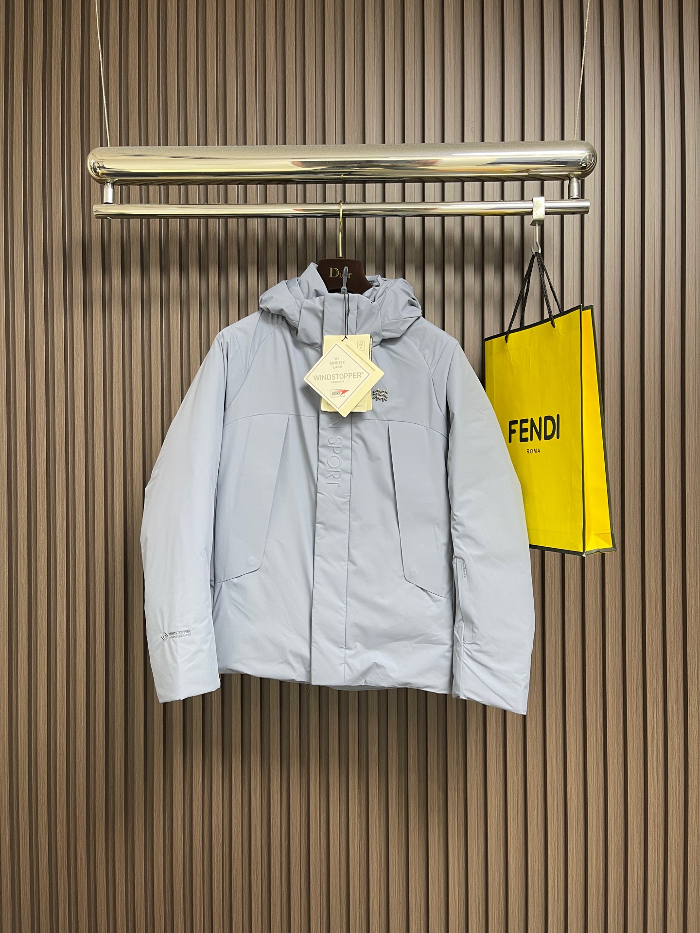 NO:654201,kolonsport KOLON SPORT GTX 3L Comfortable, windproof, waterproof and breathable down jacket. Magnetic buttons, waterproof and windproof fabric. Goose down filling. Fluffy and warm. Suitable for outdoor commuting in winter. Zipper pockets on both sides. Details are well made. Sizes M-3XL,,down jacket,alexander wang19860909kolonsport 可隆KOLON SPORT GTX 3L 舒适防风防水透气羽绒服 磁吸纽扣,防水防风面料 鹅绒填充 蓬松保暖 冬季户外通勤都合适 两侧拉链口袋 细节做工都很到位.尺码M-3XL,,down jacket,alexander wang,Men's clothing