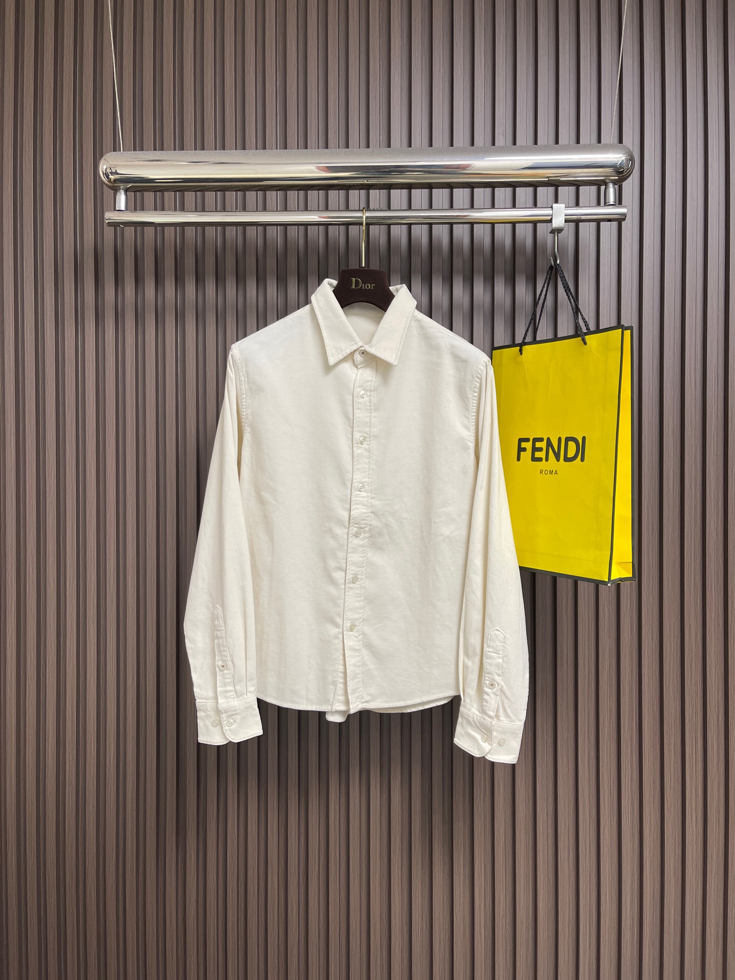 NO:660973,Zegna 2026SS new corduroy long-sleeved shirt, the fabric is made of 260g high-quality corduroy, imported cotton, custom-woven and dyed 95 cotton 5 nylon. This style uses German machine edge and overlock sewing machine, wheat clamping machine, front button fastening design, hardware accessories button molding. Size M-3XL,, shirts,  19860909zegna 2026SS新款灯芯绒长袖衬衫,面料采用260g精品灯芯绒,采用进口匹棉定织定染95棉5锦纶 该款采用德国机口打边与包缝机麦夹机 正面纽扣扣合设计 五金辅料扣子开模.尺码M-3XL,,shirts, ,Men's clothing