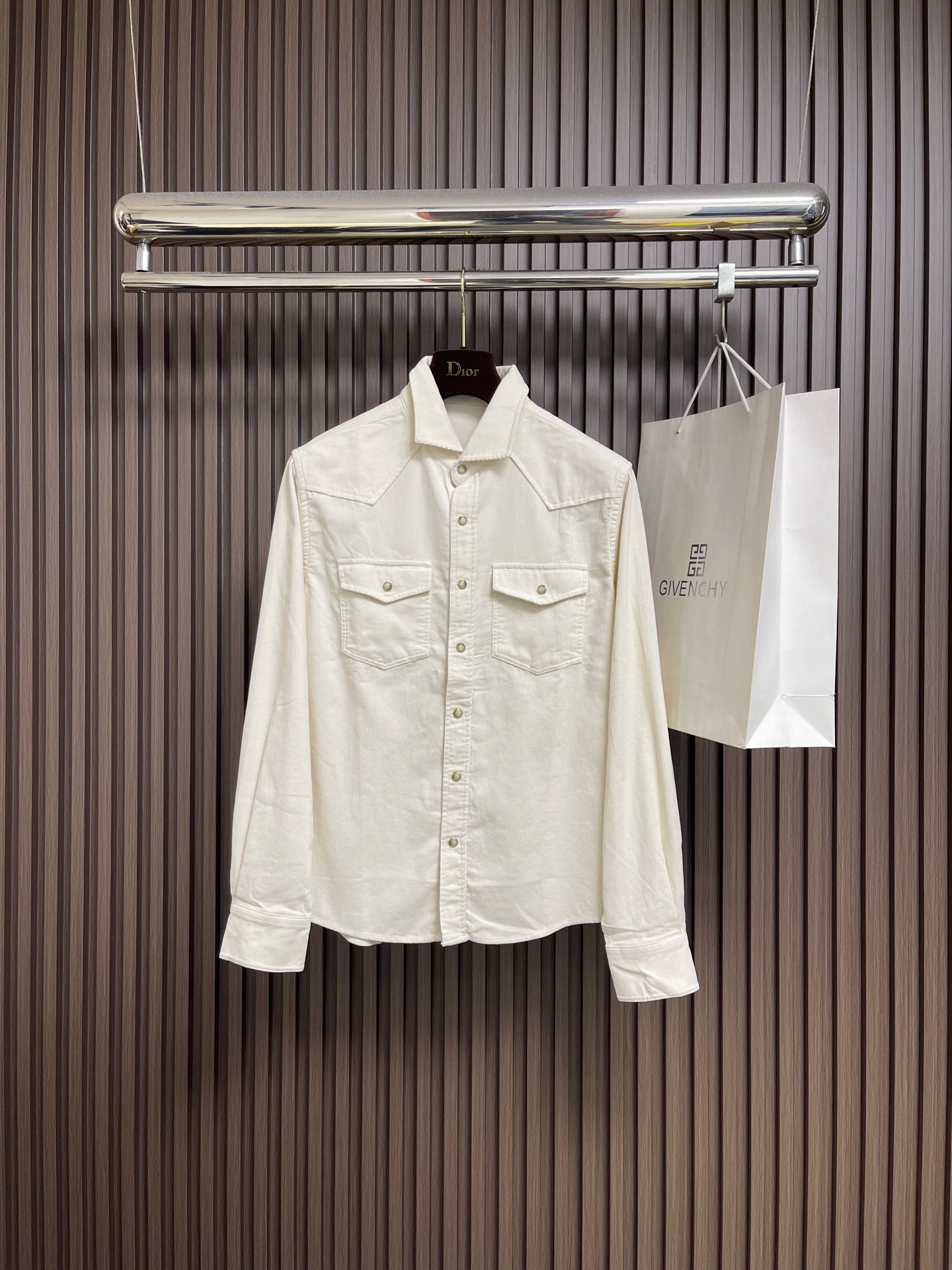 NO:660946,BV’s new corduroy long-sleeved shirt!  Customized exclusive corduroy fabric tailoring!  The upper body is comfortable and breathable, not stiff, and the overall body has a rich three-dimensional sense. It is a quality export order that meets the simple needs of commuters for dressing. The upper body effect is very good, slimming, and not picky about the figure.  The workmanship of the fabric... is impeccable. Only good craftsmanship and good fabrics can make you wear a good taste. It is a must-have item for everyone. Sizes M-3XL,,bottega veneta,shirts, 19860909BV 新款灯芯绒长袖衬衫！定制专属灯芯绒面料剪裁！上身舒适透气,不僵硬,整体有着丰富的立体感,品质出口订单,满足通勤人们对于着装的简约需求,上身效果很好,显瘦,不挑剔身材．面料做工…无可挑剔,好工艺好面料才能穿出好品味一款,人手必备单品.尺码M-3XL,,bottega veneta,shirts, ,Men's clothing