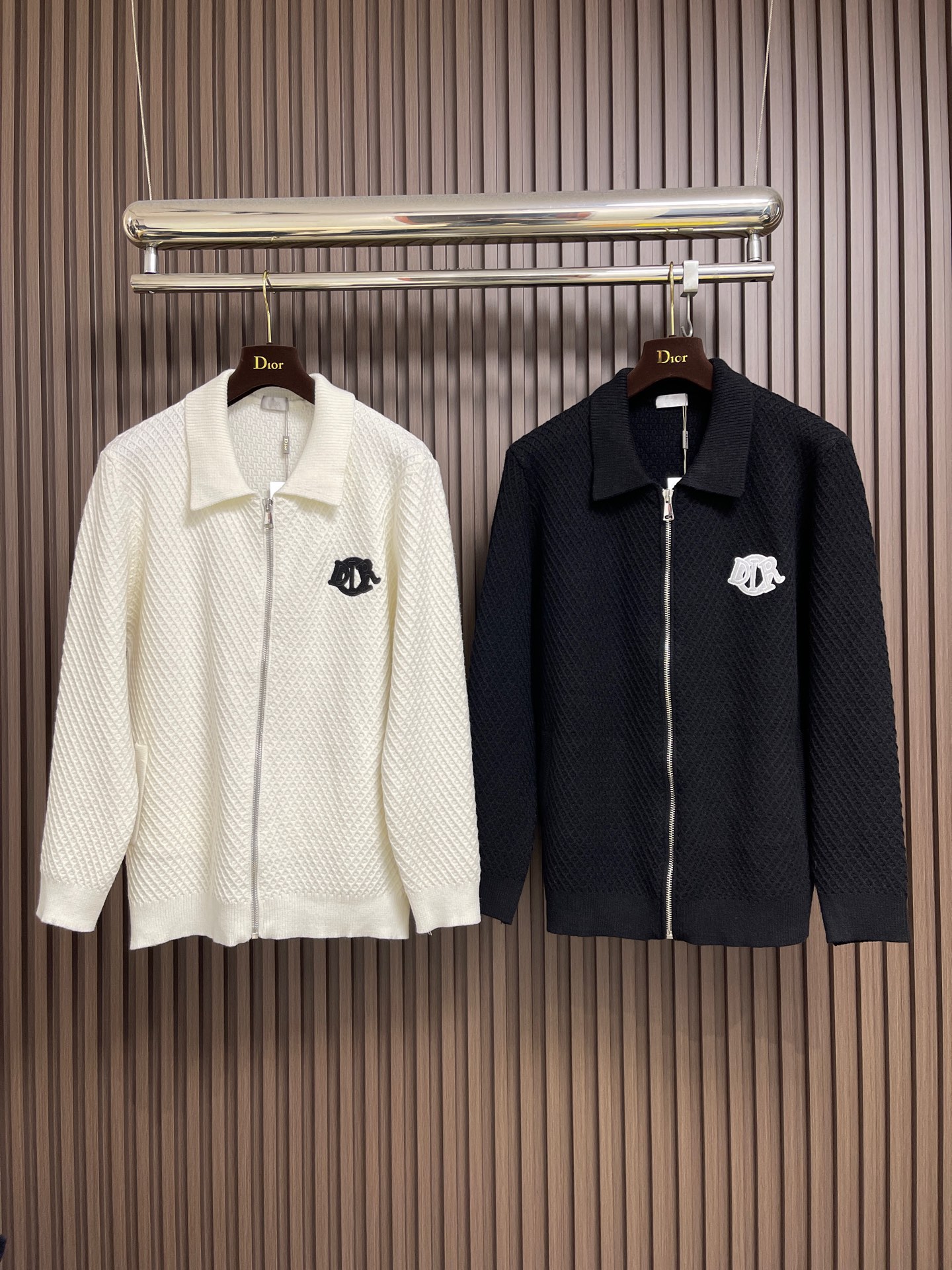 🛒🛒Dior 2025SS秋冬新款男士羊毛针织拉链开衫，上身绅士范十足。整件毛衣不单纹理工艺精美，走线更