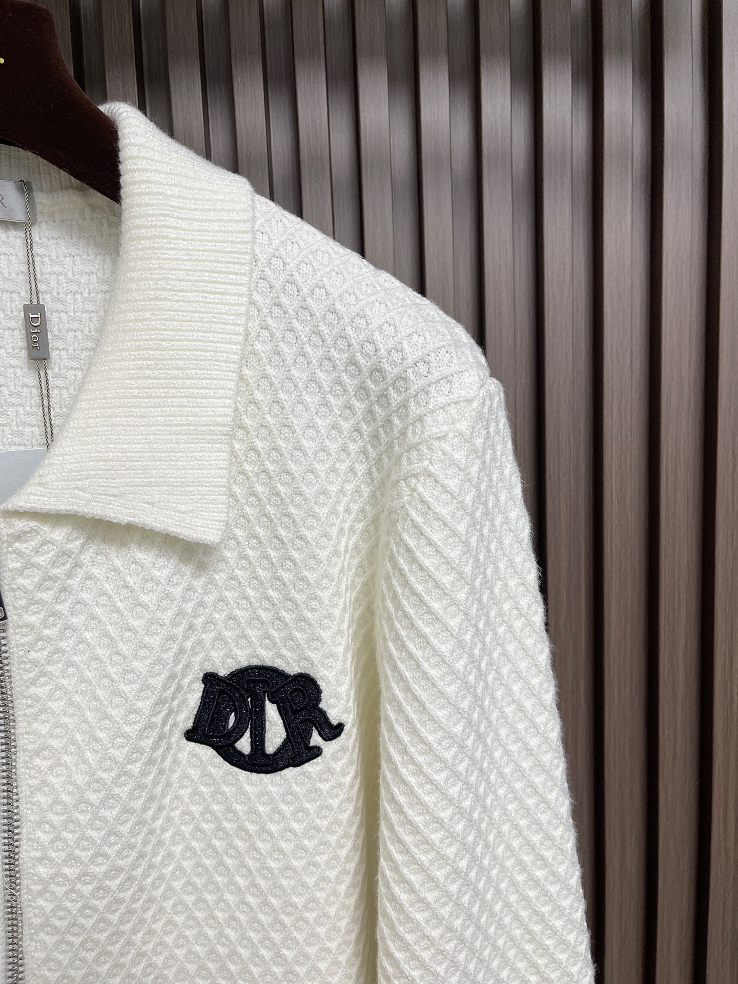 🛒🛒Dior 2025SS秋冬新款男士羊毛针织拉链开衫，上身绅士范十足。整件毛衣不单纹理工艺精美，走线更