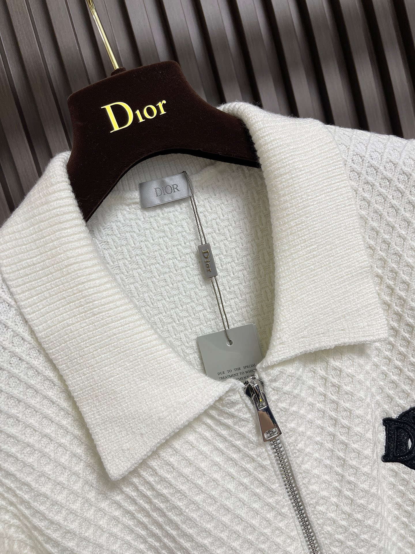 🛒🛒Dior 2025SS秋冬新款男士羊毛针织拉链开衫，上身绅士范十足。整件毛衣不单纹理工艺精美，走线更