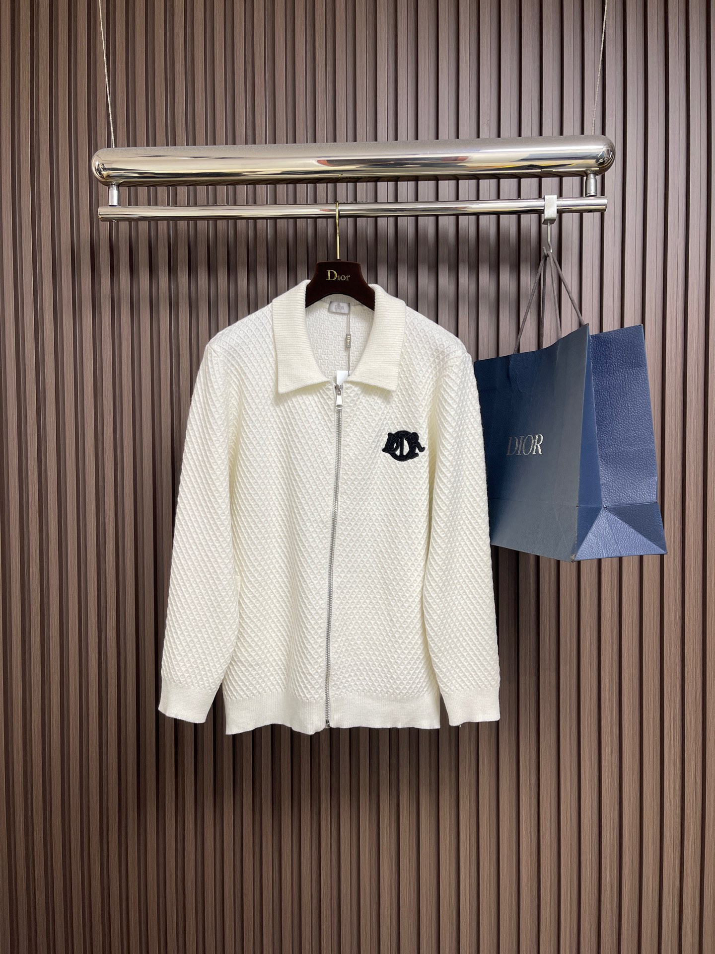 NO:683063,Dior 2025SS new autumn and winter men's wool knitted zipper cardigan, the upper body is full of gentleman style. The whole sweater is not only exquisite in texture, but also the wiring is even and neat. The overall beauty and elegance ensure that the silhouette of the clothes is not easy to deform. The customized wool blended fabric is neither very loose nor very tight, and has very good recovery. A fashion item that is both cold-proof and fashionable in autumn and winter. Sizes M-3XL, M size, length 66  Bust 100, shoulder width 40, L, dress length 68, bust 104, shoulder width 42, XL, dress length 70, bust 108, shoulder width 44, XXL, dress length 72, bust 112, shoulder width 46, XXXL, dress length 74, chest 116, shoulder width 48,,dior,sweaters,19860909Dior 2025SS秋冬新款男士羊毛针织拉链开衫,上身绅士范十足.整件毛衣不单纹理工艺精美,走线更是精工细作均匀整齐.整体美观大方保证了衣服的廓形不易变形.定制羊毛混纺面料,既不会很宽松也不会很紧绷,恢复性非常好.秋冬御寒与时尚兼备的一款时装单品.尺码M-3XL M码 衣长66 胸围100肩宽40 L码 衣长68 胸围104肩宽42 XL码衣长70 胸围108肩宽44 XXL码 衣长72 胸围112肩宽46 XXXL码 衣长74 胸围116肩宽48,,dior,sweaters,,Men's clothing