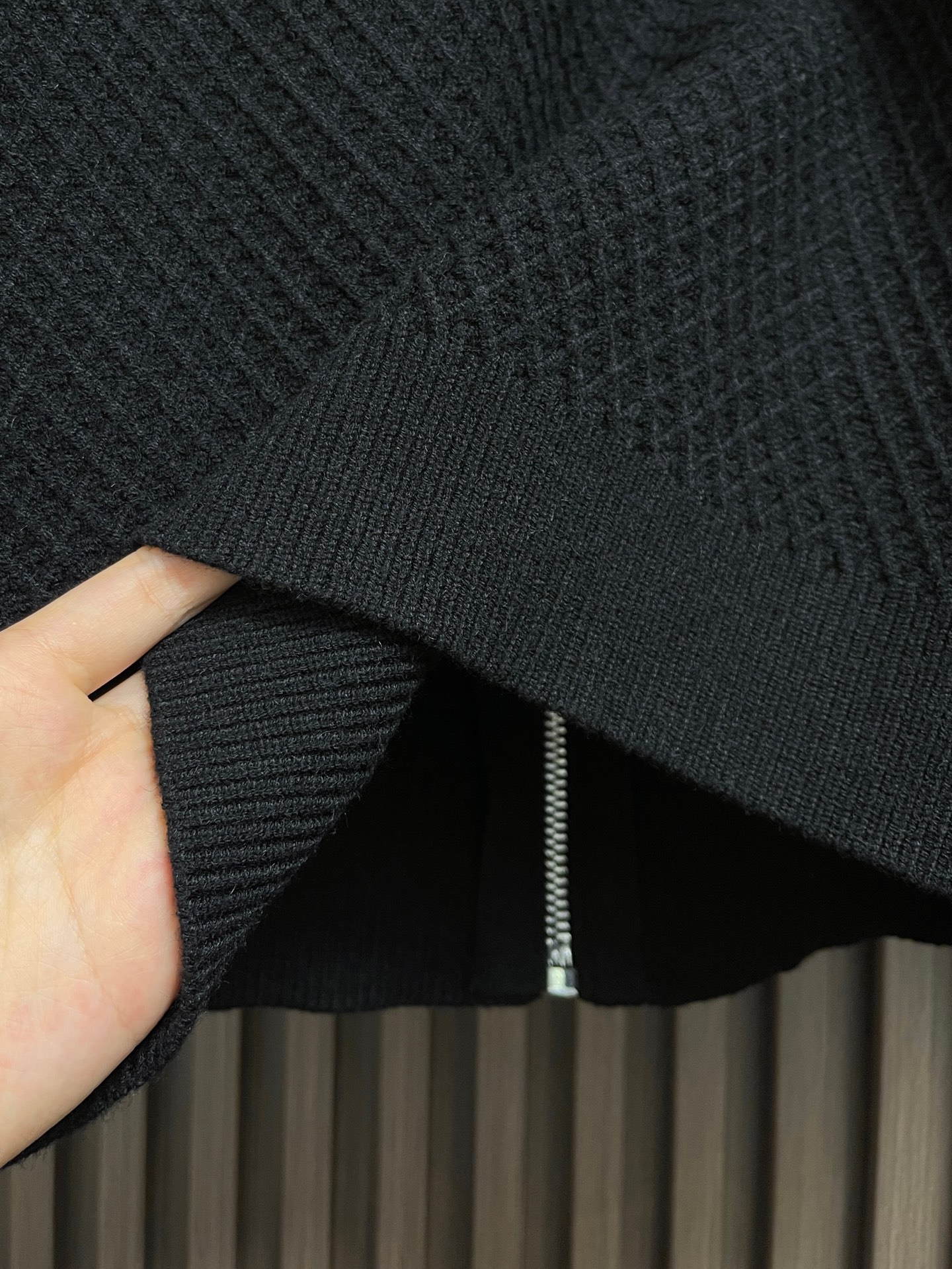 🛒🛒Dior 2025SS秋冬新款男士羊毛针织拉链开衫，上身绅士范十足。整件毛衣不单纹理工艺精美，走线更