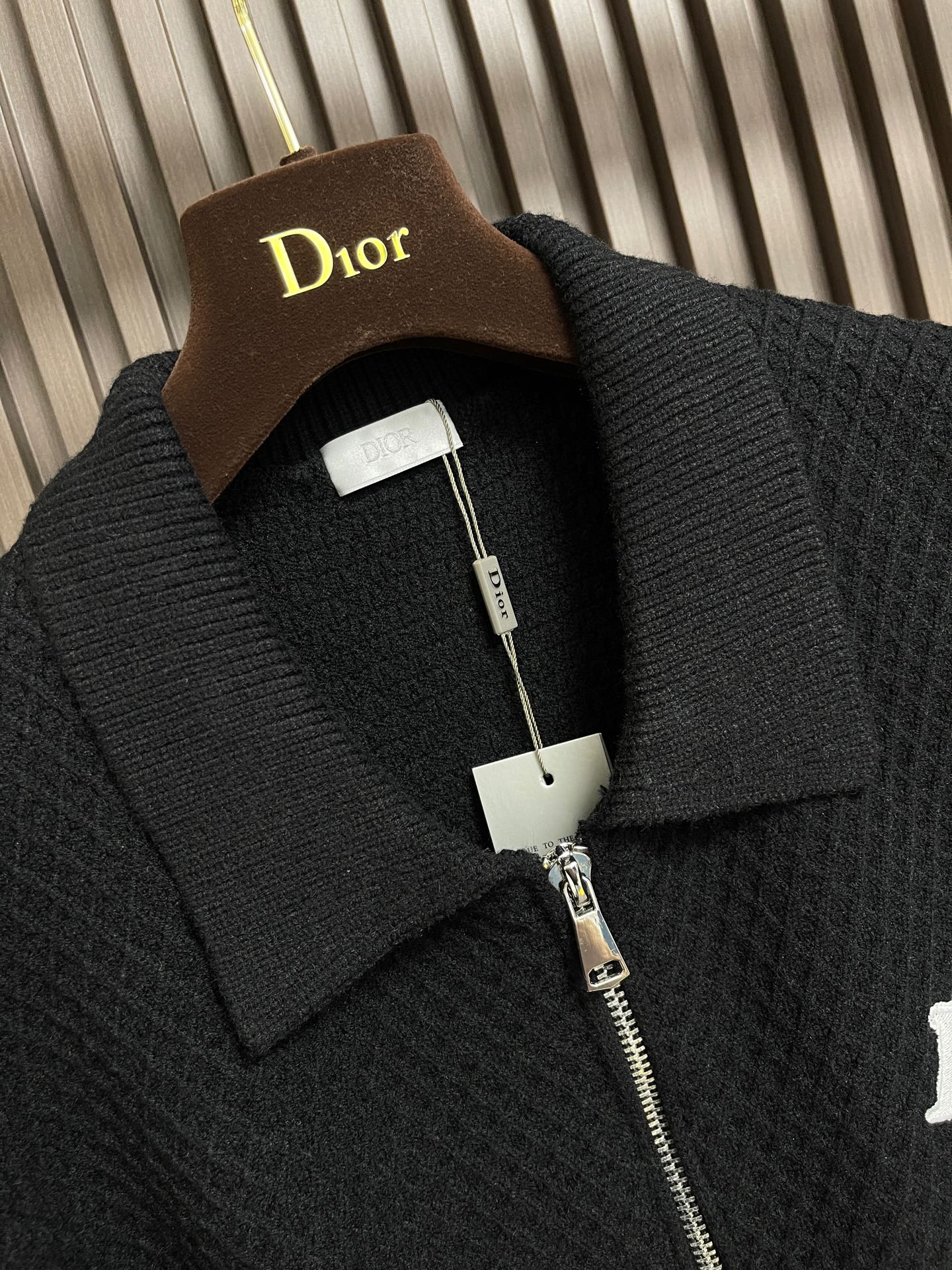 🛒🛒Dior 2025SS秋冬新款男士羊毛针织拉链开衫，上身绅士范十足。整件毛衣不单纹理工艺精美，走线更