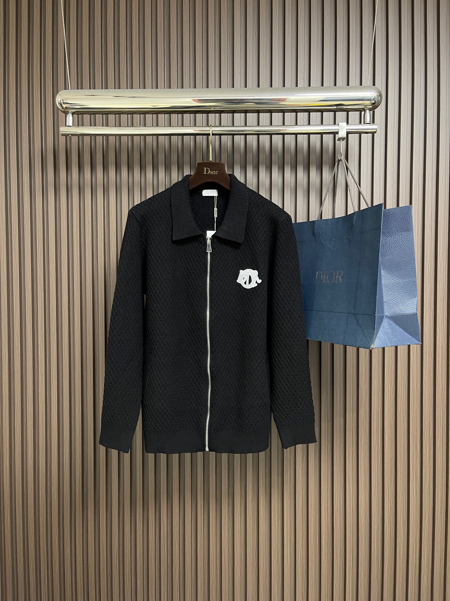 🛒🛒Dior 2025SS秋冬新款男士羊毛针织拉链开衫，上身绅士范十足。整件毛衣不单纹理工艺精美，走线更