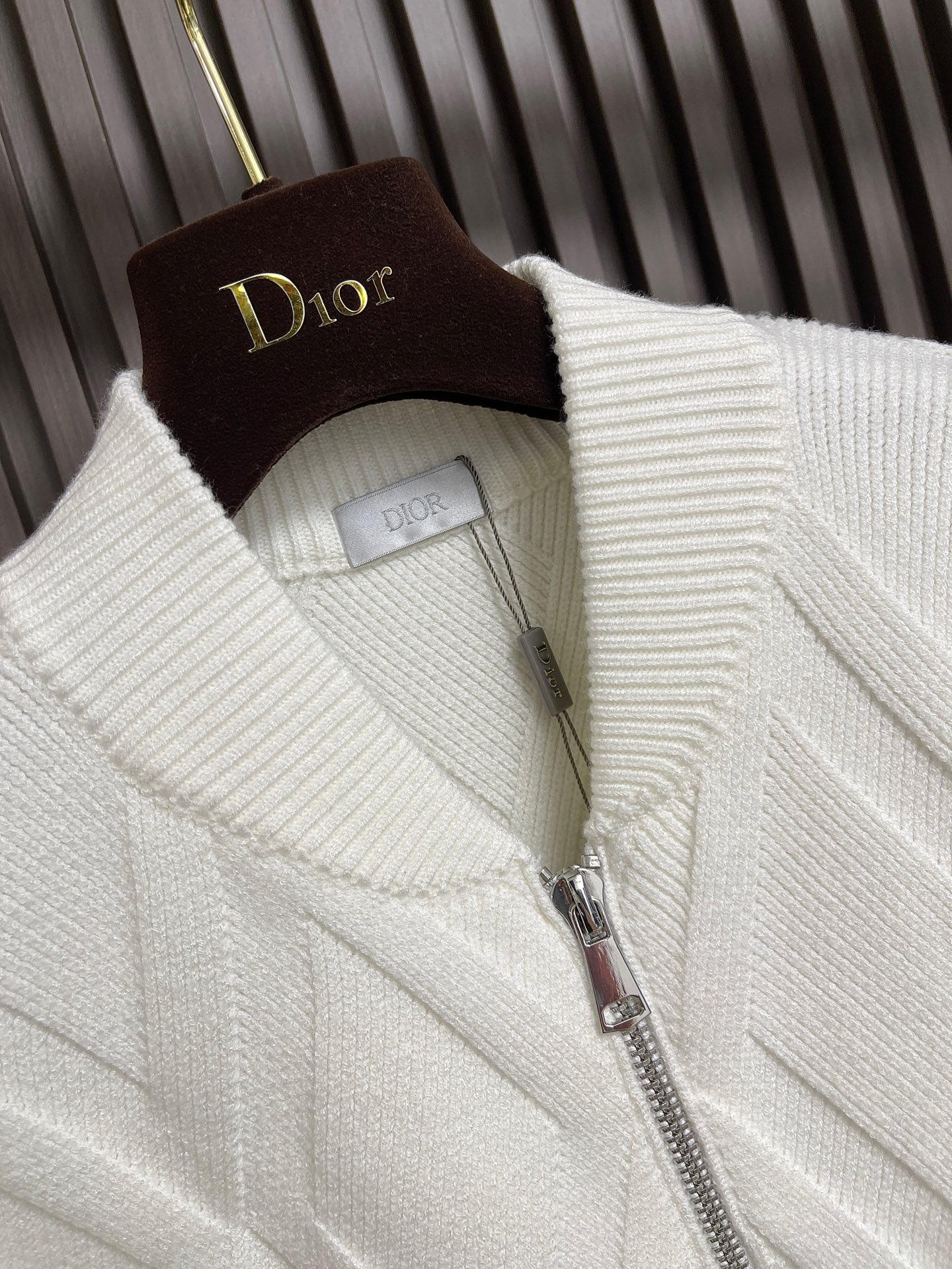 🛒🛒Dior 撞色logo羊毛针织毛衣开衫，以刺绣撞色点缀为主调，巧妙融入暗纹菱格元素，打破传统针织衫的