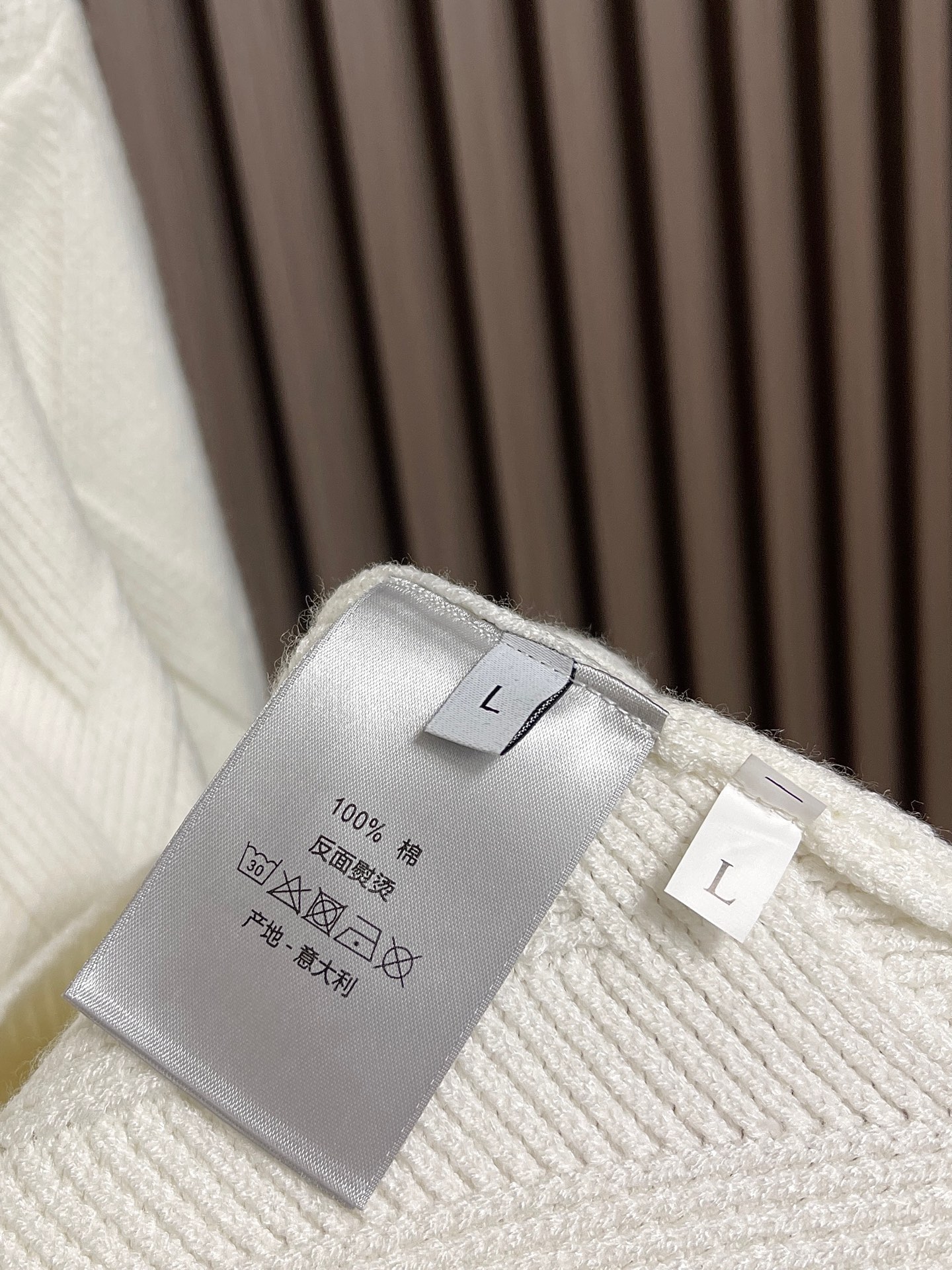 🛒🛒Dior 撞色logo羊毛针织毛衣开衫，以刺绣撞色点缀为主调，巧妙融入暗纹菱格元素，打破传统针织衫的