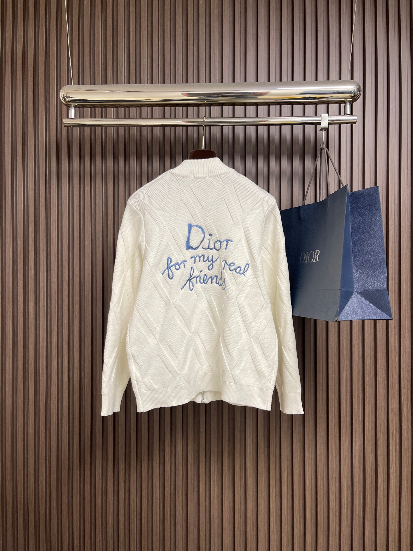 🛒🛒Dior 撞色logo羊毛针织毛衣开衫，以刺绣撞色点缀为主调，巧妙融入暗纹菱格元素，打破传统针织衫的