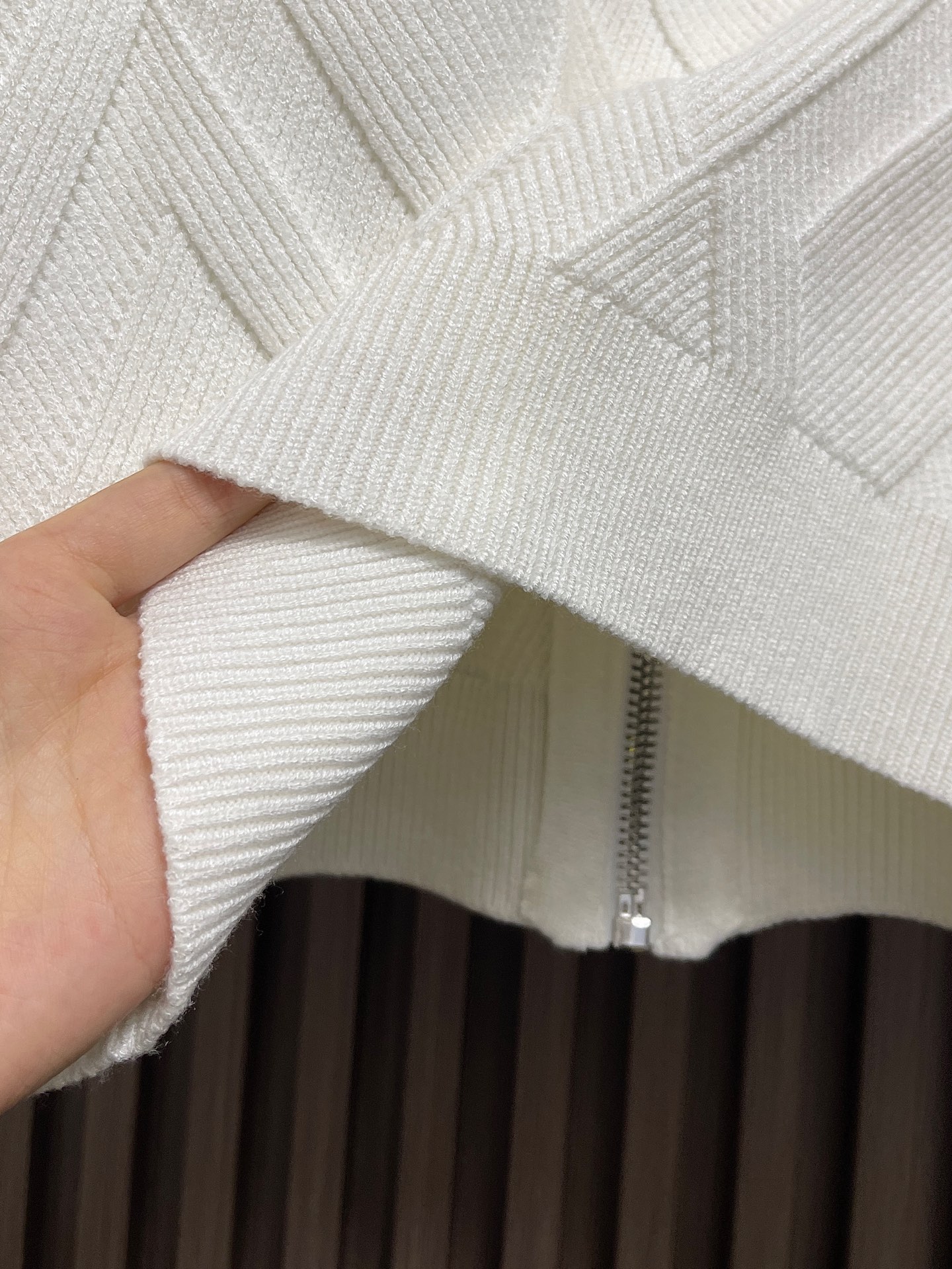 🛒🛒Dior 撞色logo羊毛针织毛衣开衫，以刺绣撞色点缀为主调，巧妙融入暗纹菱格元素，打破传统针织衫的