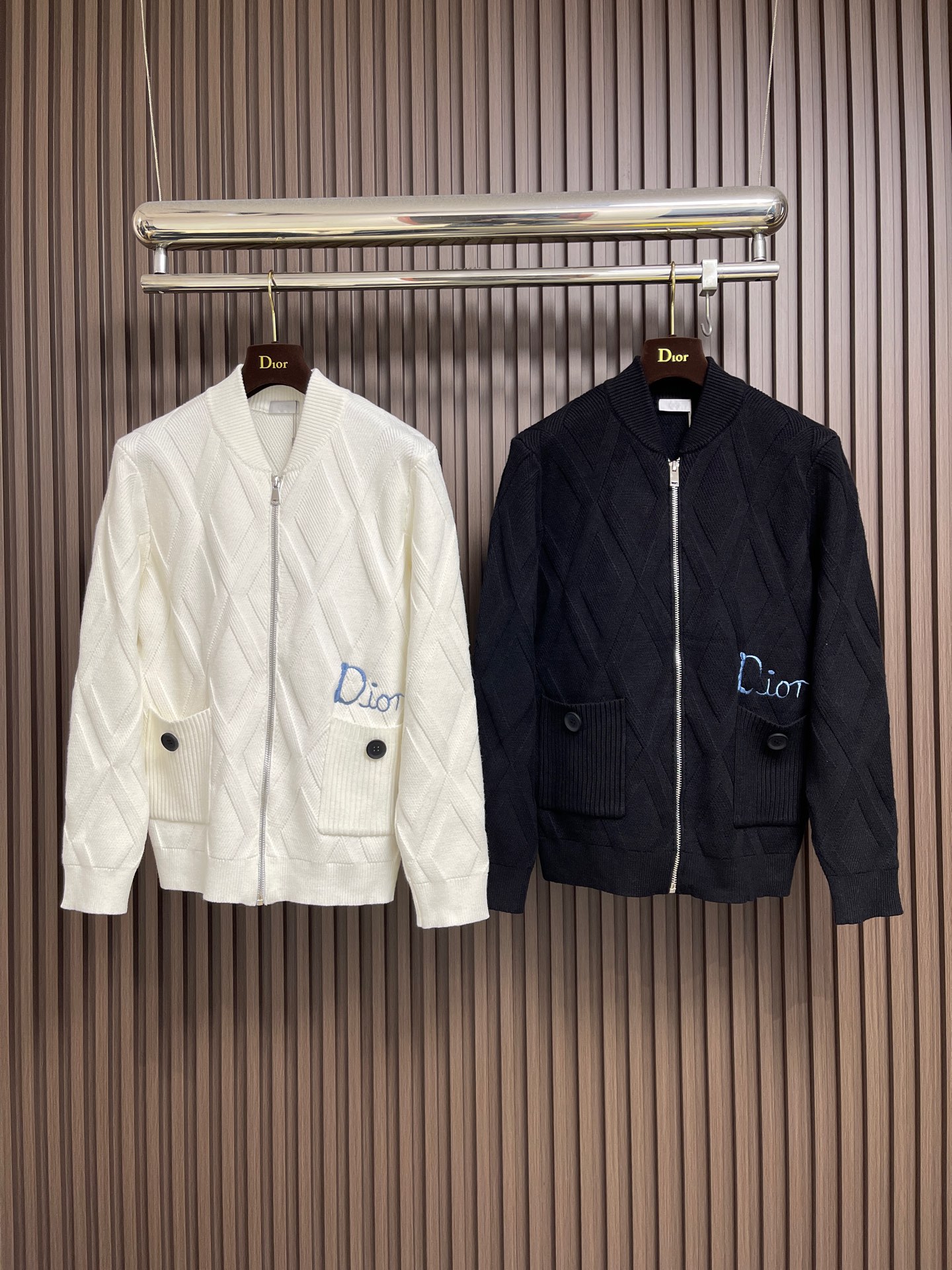 🛒🛒Dior 撞色logo羊毛针织毛衣开衫，以刺绣撞色点缀为主调，巧妙融入暗纹菱格元素，打破传统针织衫的