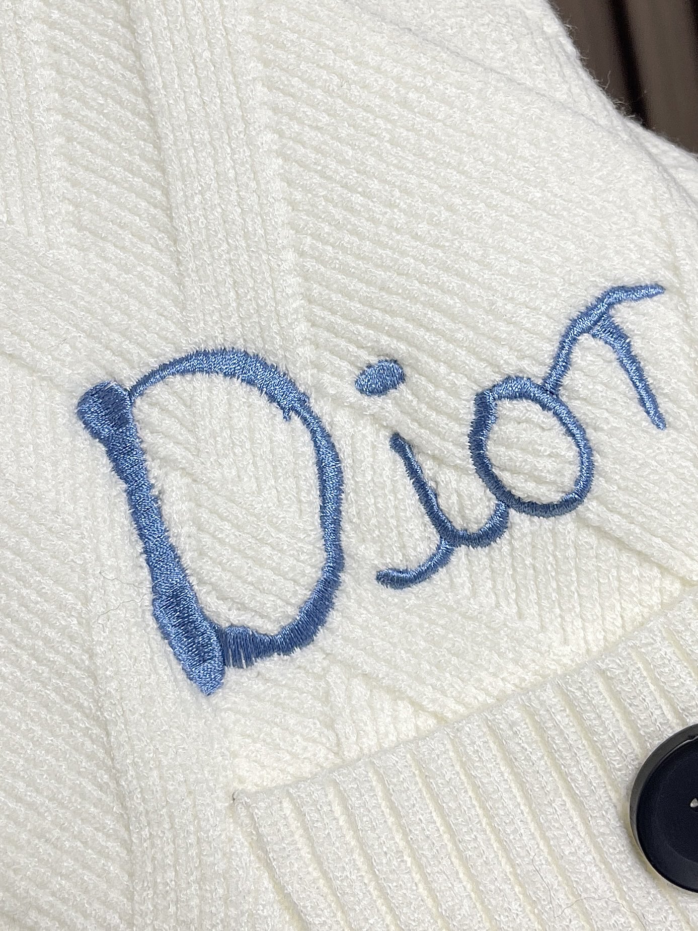 🛒🛒Dior 撞色logo羊毛针织毛衣开衫，以刺绣撞色点缀为主调，巧妙融入暗纹菱格元素，打破传统针织衫的
